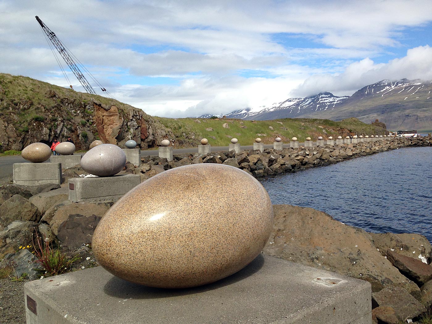 Rund um Island. Tag II. Djúpivogur - Eskifjörður. - In Djúpivogur - Sammlung von 34 Eiern aus Stein isländischer Vögel. Ein Kunsterk von Sigurður Guðmundsson mit dem Titel "Eggin í Gleðivík". I. (03.07.2013)