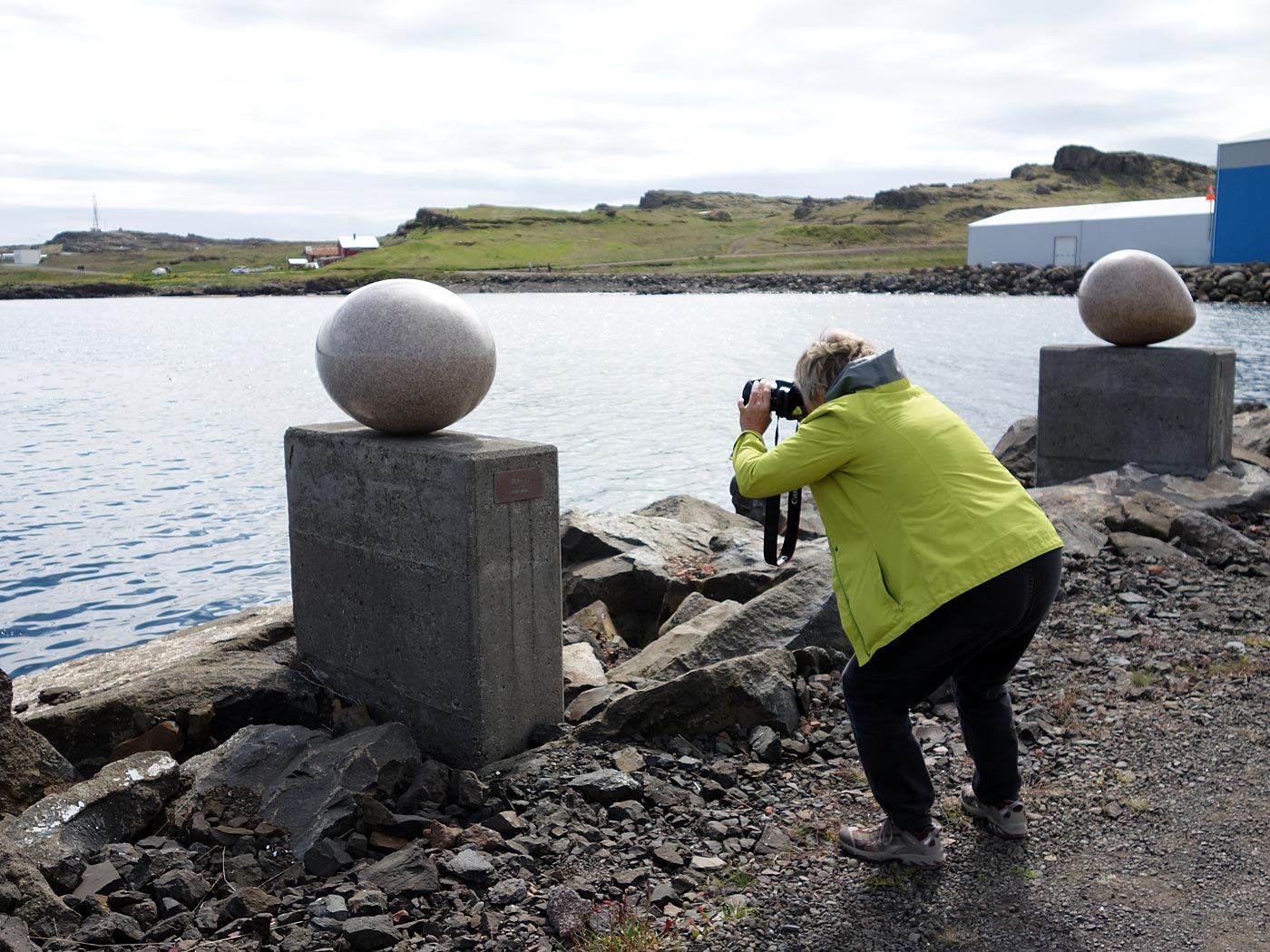 Rund um Island. Tag II. Djúpivogur - Eskifjörður. - In Djúpivogur - Sammlung von 34 Eiern aus Stein isländischer Vögel. Ein Kunsterk von Sigurður Guðmundsson mit dem Titel "Eggin í Gleðivík". II. (03.07.2013)