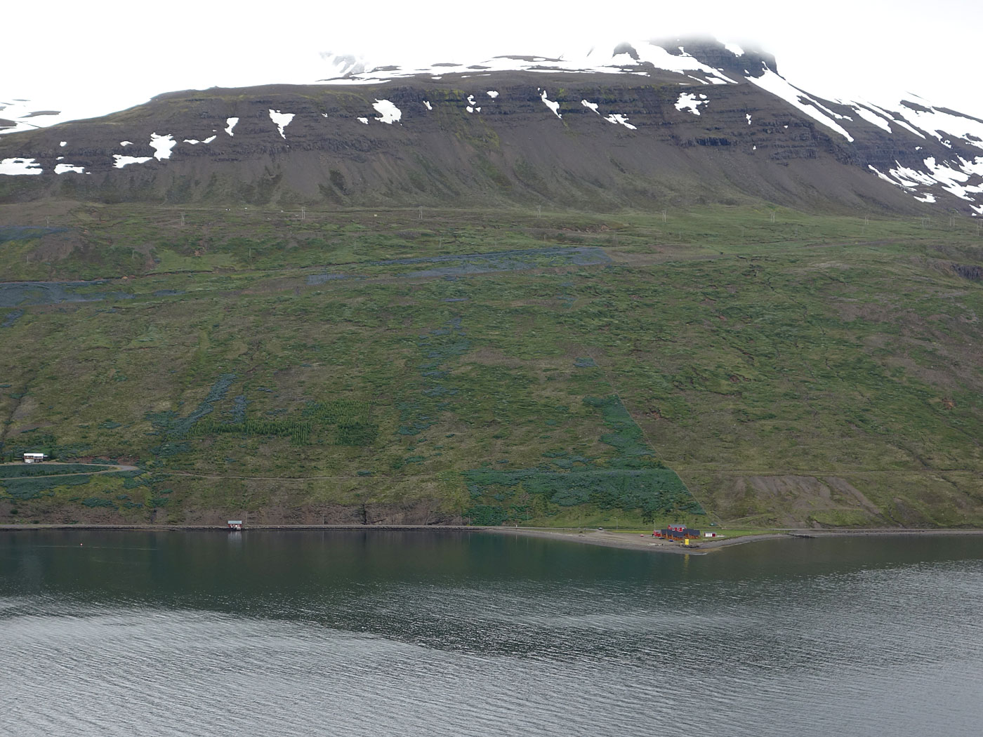 Rund um Island. Tag II. Djúpivogur - Eskifjörður. - Unsere nächste Unterkunft - Gästehaus <a href='http://www.mjoeyri.is' target='_blank' class='linksnormal'>Mjóeyri</a> (rechts) in Eskifjörður. (03.07.2013)