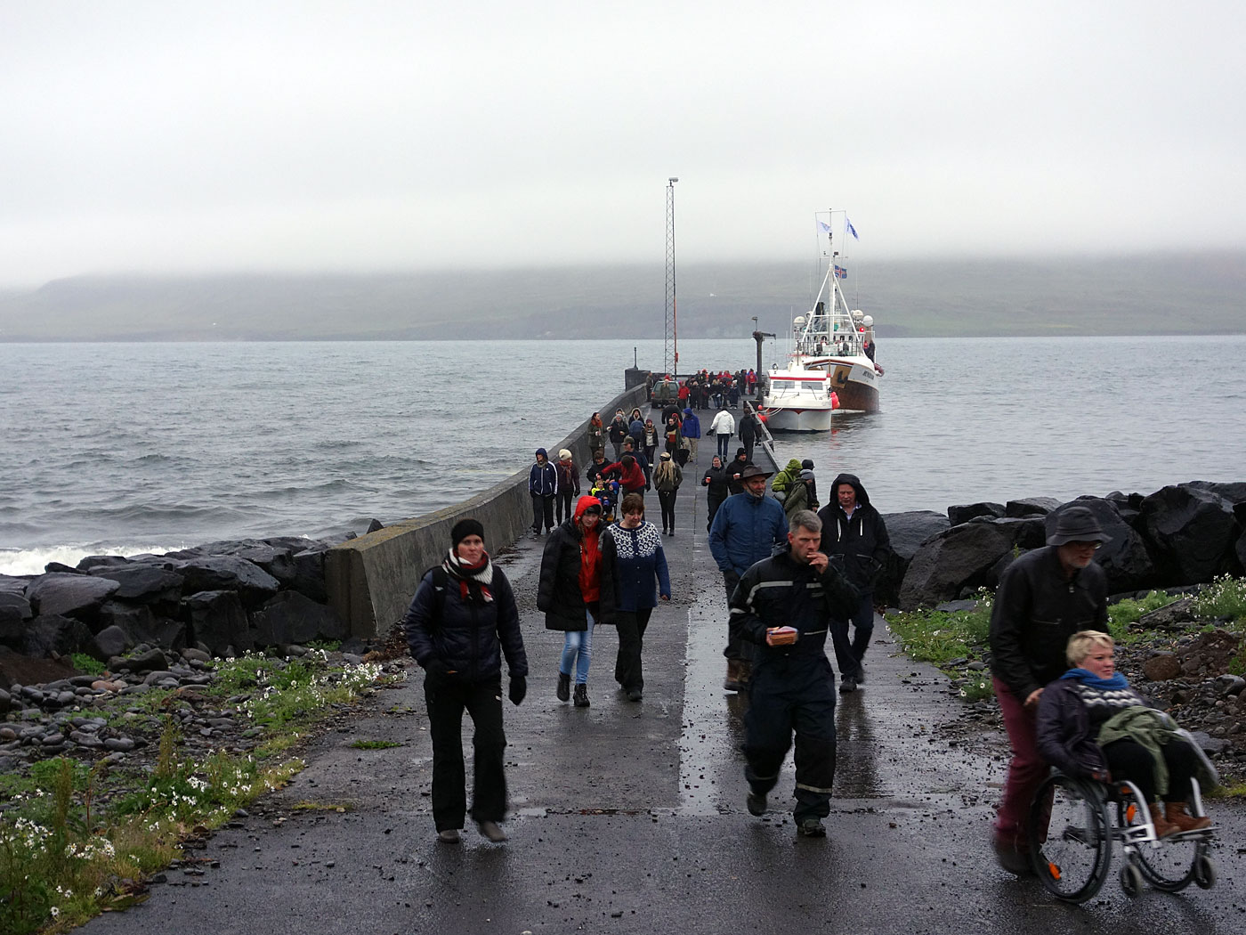 Rund um Island. Tag III. Eskifjörður - Borgarfjörður eystri. - Nach dem Konzert - die Bühne. Ein weiterer wunderschöner Tag ... (04.07.2013)