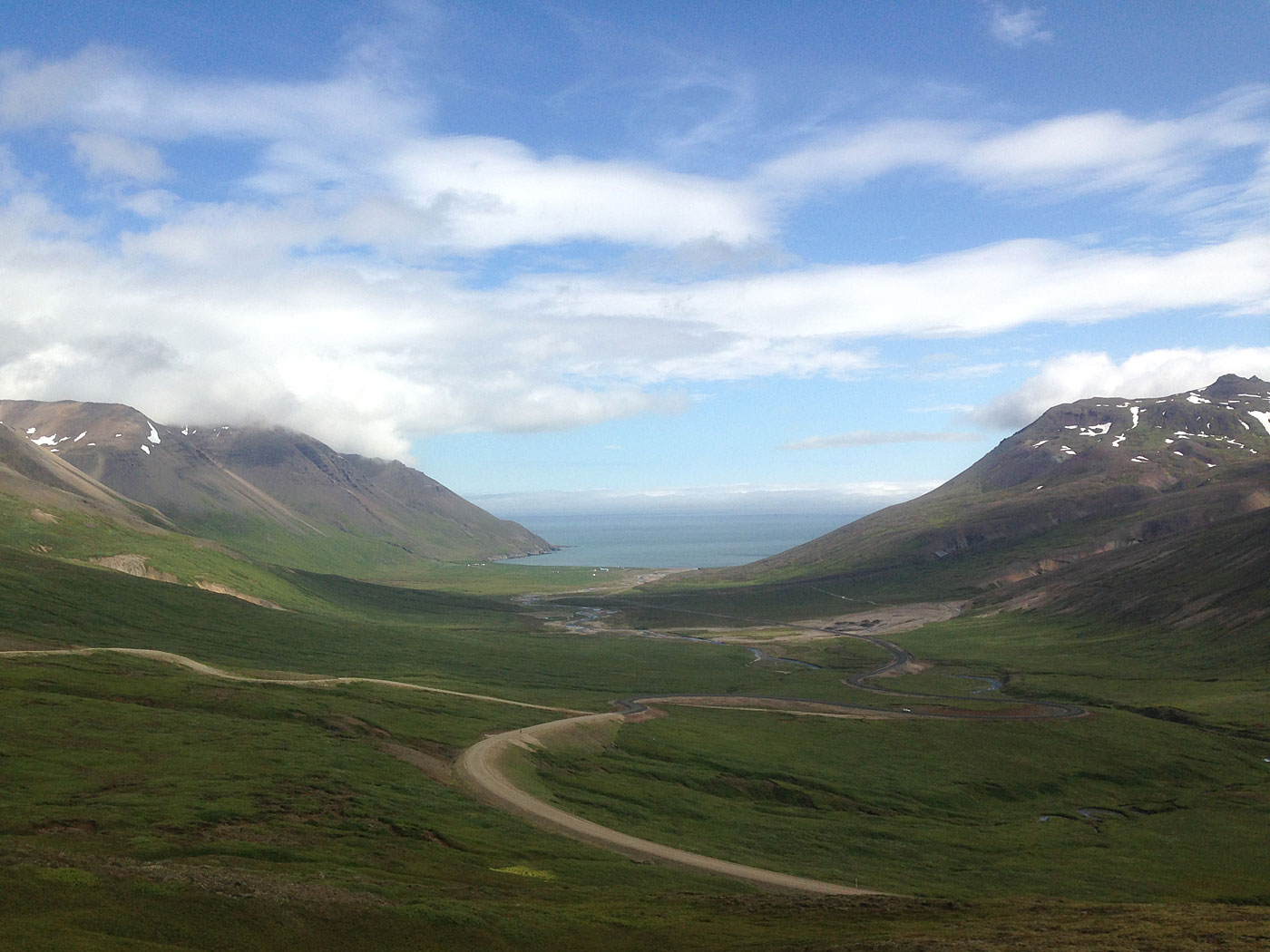 Rund um Island. Tag IV. Borgarfjörður eystri - Langanes. - Unsere letzte Unterkunft lag weiter unten - Borg í Njarðvík. Nun ging es wieder zurück auf der Strasse 94 - diesmal aber bei Sonnenschein! (05.07.2013)