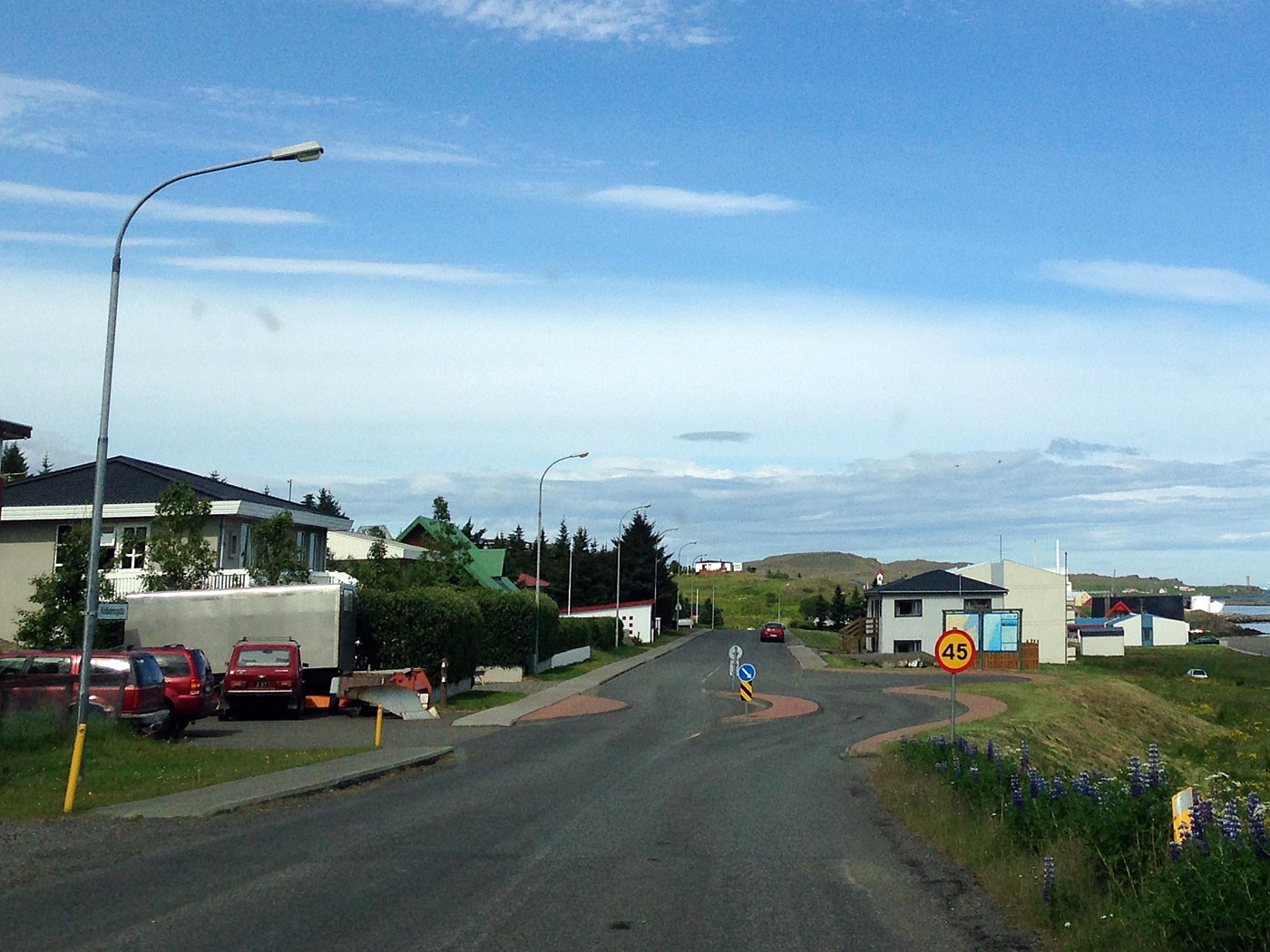 Rund um Island. Tag IV. Borgarfjörður eystri - Langanes. - In Vopnafjörðdur. Hmmm, innerhalb des Ortes ist die Höchstgeschwindigkeit von 45 km/h vorgeschrieben. Nicht 50 km/h, nicht 30 km/h, sondern 45 km/h! 45 km/h! (05.07.2013)