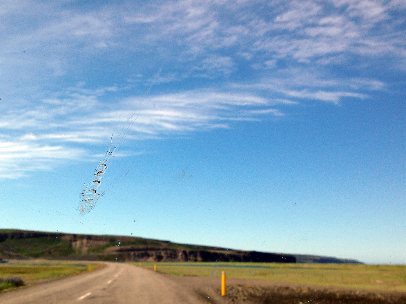 Rund um Island. Tag VI. Langanes - Siglufjörður. - Oh, ein Insekt hat die Windschutzscheibe berührt ... (07.07.2013)