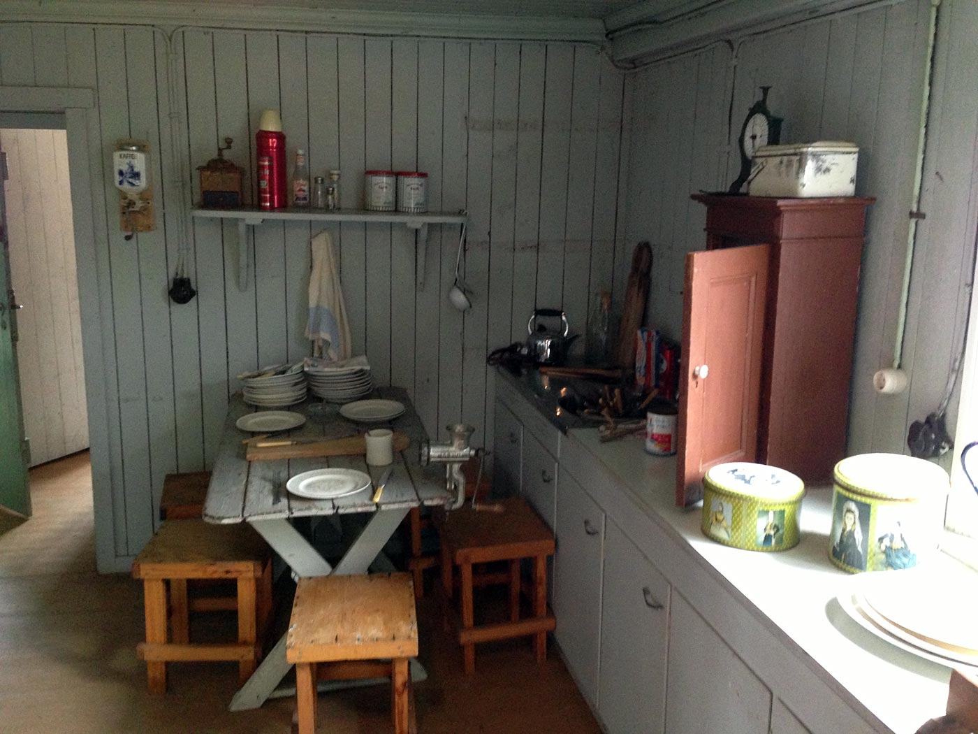 Rund um Island. Tag VII. Siglufjörður - Djúpavík. - Siglufjörður. Eine Küche 'von damals' im <a href='http://www.sild.is/en/' target='_blank' class='linksnormal'>Hering-Museum</a>. (08.07.2013)