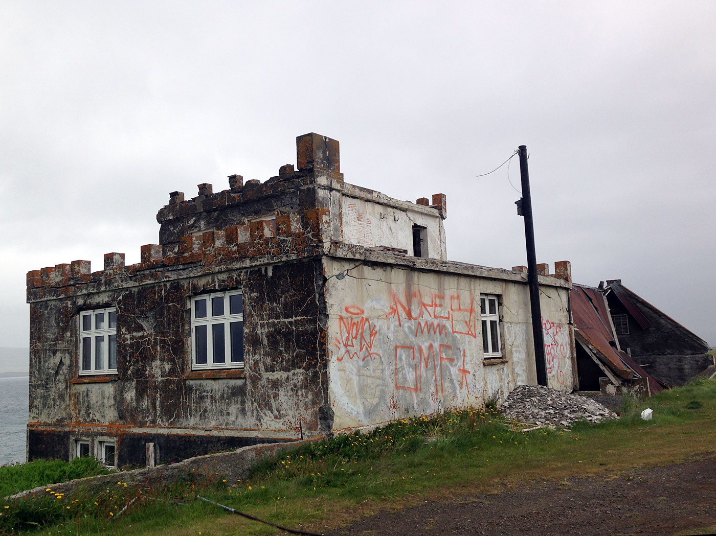 Djúpavík. Verschiedenes LX. - Etwas hat sich geändert an diesem Haus '<a href='https://www.facebook.com/pages/Arngerðareyri-Arngerdareyri/284340068247396' target='_blank' class='linksnormal'>Arngerðareyri</a>' seit 2006, als ich <a href='/06_a/b388.html' target='_blank' class='linksnormal'>diese Bilder</a> gemacht hatte ... (08. bis 14.07.2013)