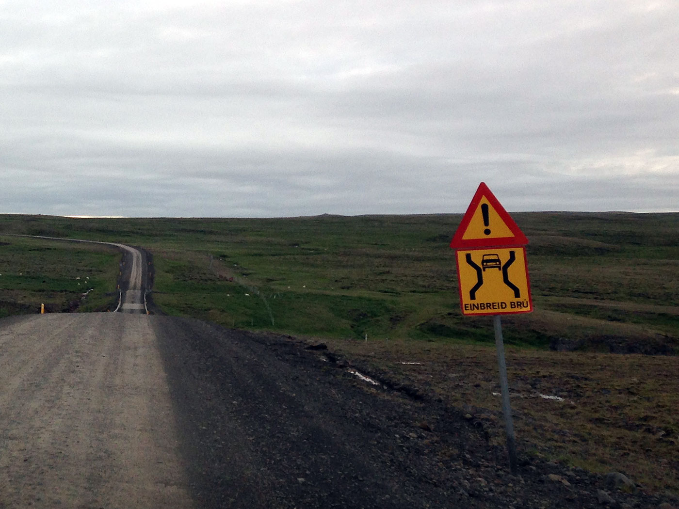 Djúpavík. Verschiedenes LXI. - Ein weiteres und häufig vorkommendes Strassenschild: 'Einbreið brú'. Es zeigt an, dass nach wenigen Metern eine einspurige Brücke folgt. Daher Geschwindigkeit drosseln und rechtzeitig schauen, ob Gegenverkehr kommt. (15. bis 21.07.2013)