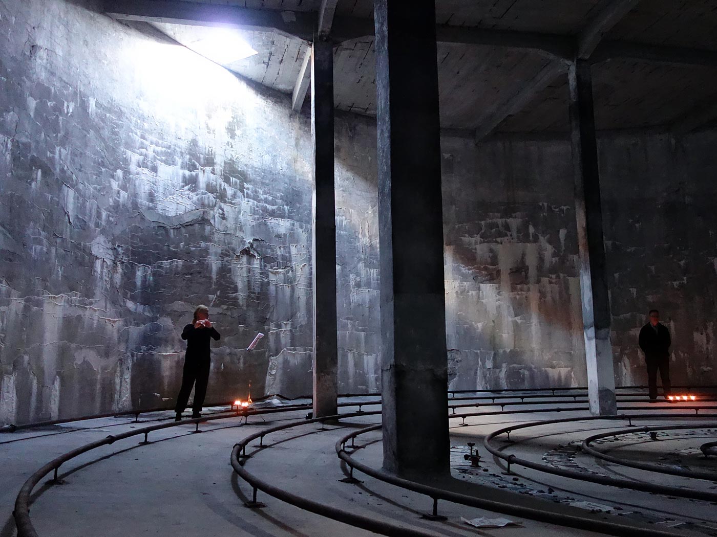 Djúpavík. Miscellaneous LXII. - Concert in one of the three oil tanks beside the herring factory - flutist <a href='http://www.ensemble-adapter.de/15-1-Kristjana-Helgadttir.html' target='_blank' class='linksnormal'>Kristjana Helgadóttir</a> (left) and opera singer <a href='http://www.opera.is/article.asp?catID=60&ArtId=48' target='_blank' class='linksnormal'>Davíð Ólafsson</a> (right) played a few songs together. Very impressive, and intesive ... (22 till 28 July 2013)
