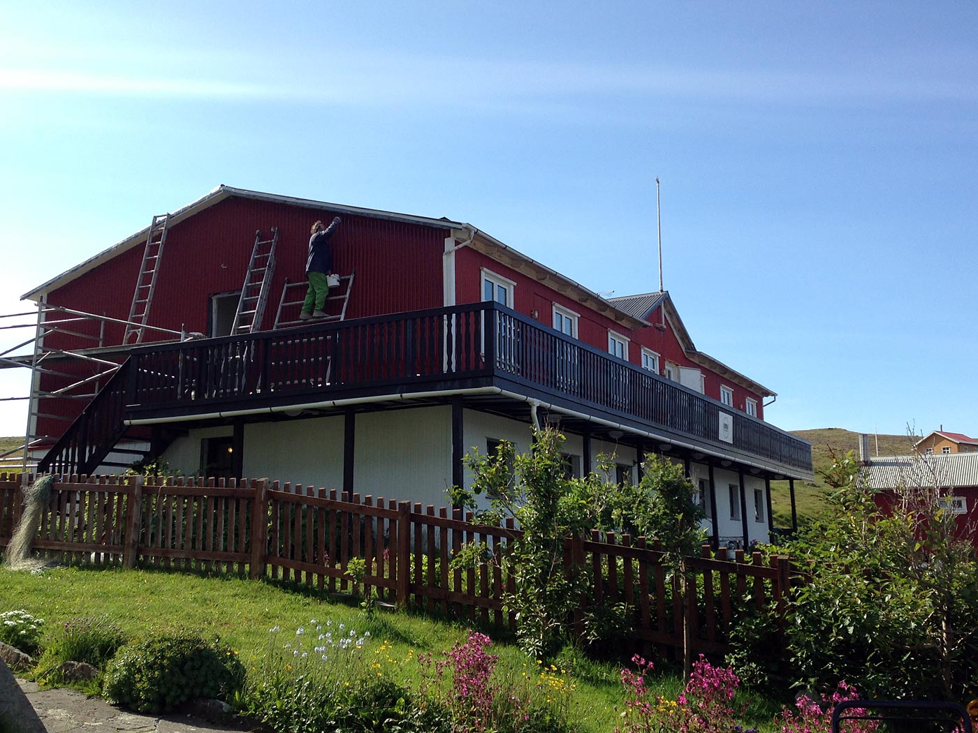 Djúpavík. Miscellaneous LXIII. - Roland is helping to paint the outer walls. (29 till 31 July 2013)