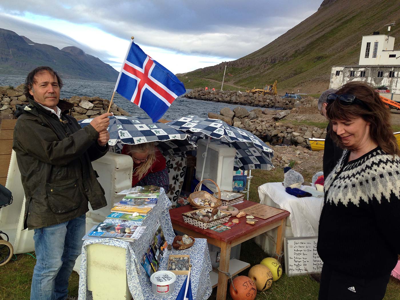 Djúpavík. Verschiedenes LXIV. - Der Djúpavík Laden hat wieder geöffnet! Es gibt Steine, Muscheln, Postkarten, Sand und dies und jenes zu kaufen. (01. bis 04.08.2013)