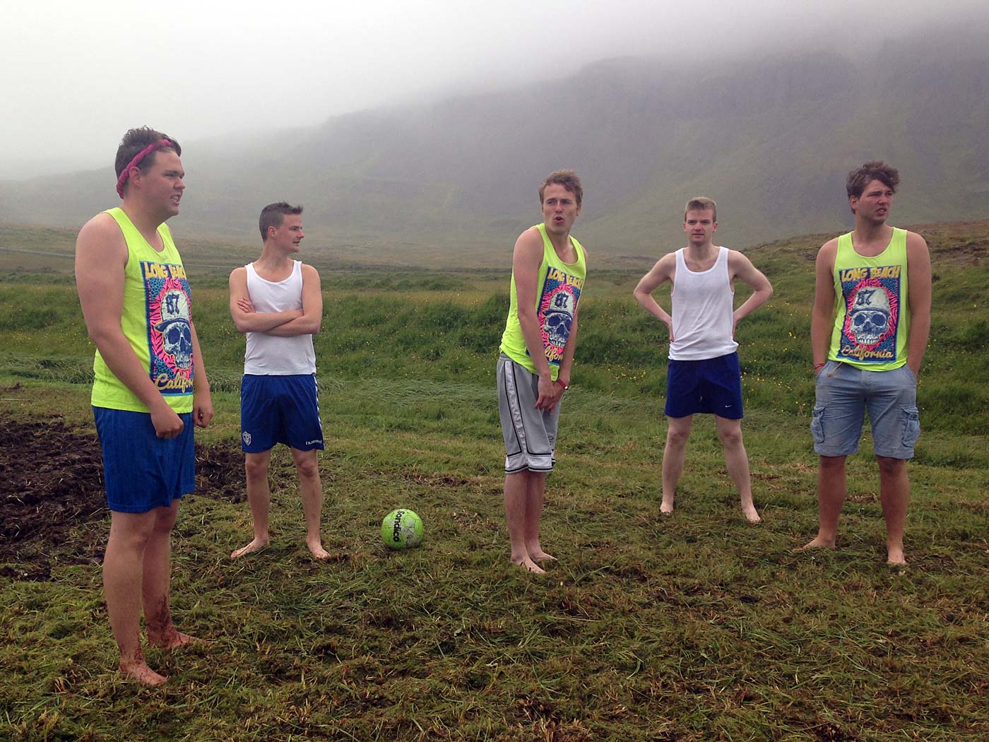 Árneshreppur. Mýrarbolti (Schlamm-Fussball). - Ein Team wartet auf das erste Spiel ... (03.08.2013)