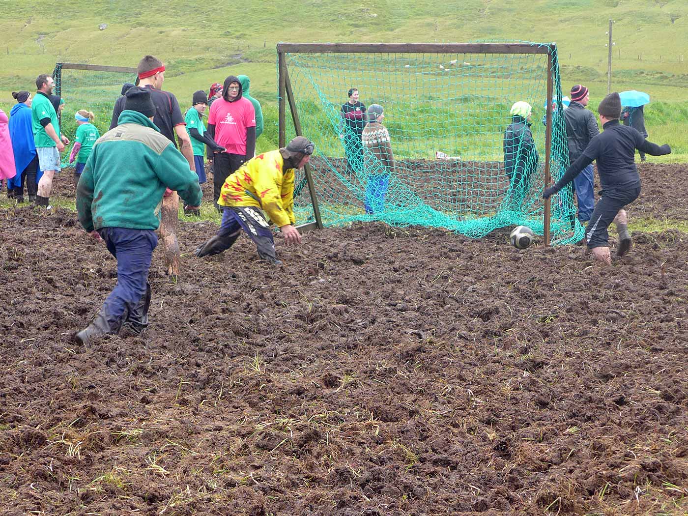 Árneshreppur. Mýrarbolti (Schlamm-Fussball). - Héðinn schiesst für das Team Djúpavík ein Tor :-)! (03.08.2013)