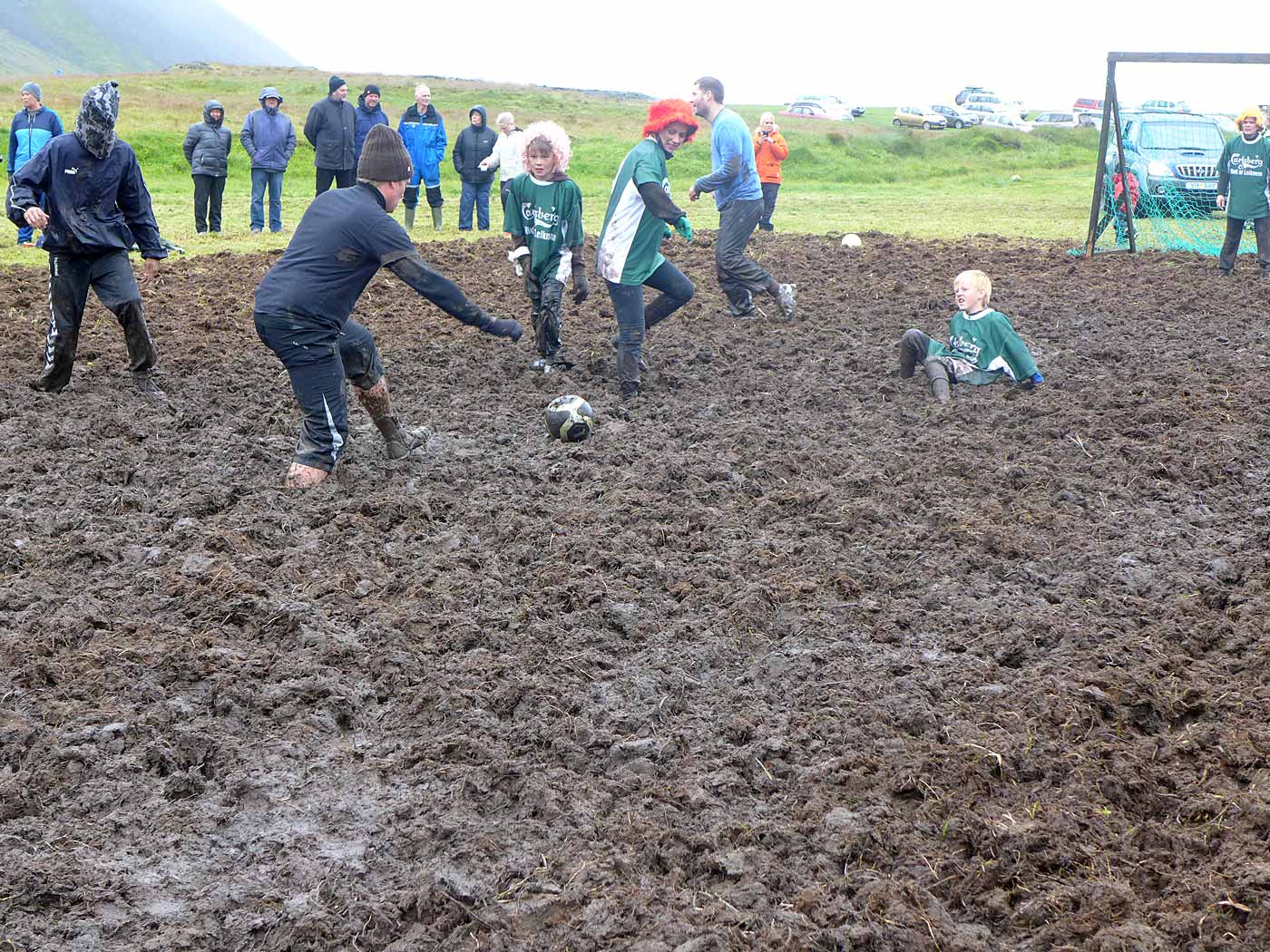 Árneshreppur. Mýrarbolti (Schlamm-Fussball). - Eine sehr typische Spielszene. (03.08.2013)