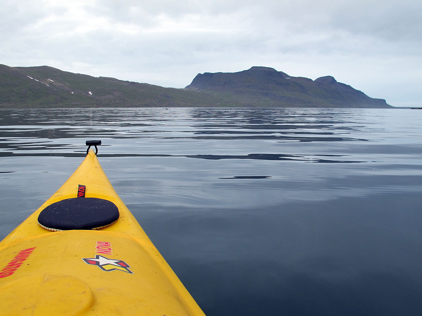 Djúpavík. Ein Ausflug mit dem Kajak. - Mit dem Kajak raus auf den Fjord :-). Ein ähnliches <a href='/08-08/b1745e.php' target='_blank' class='linksnormal'>Bild</a> von August 2008. (09.08.2013)