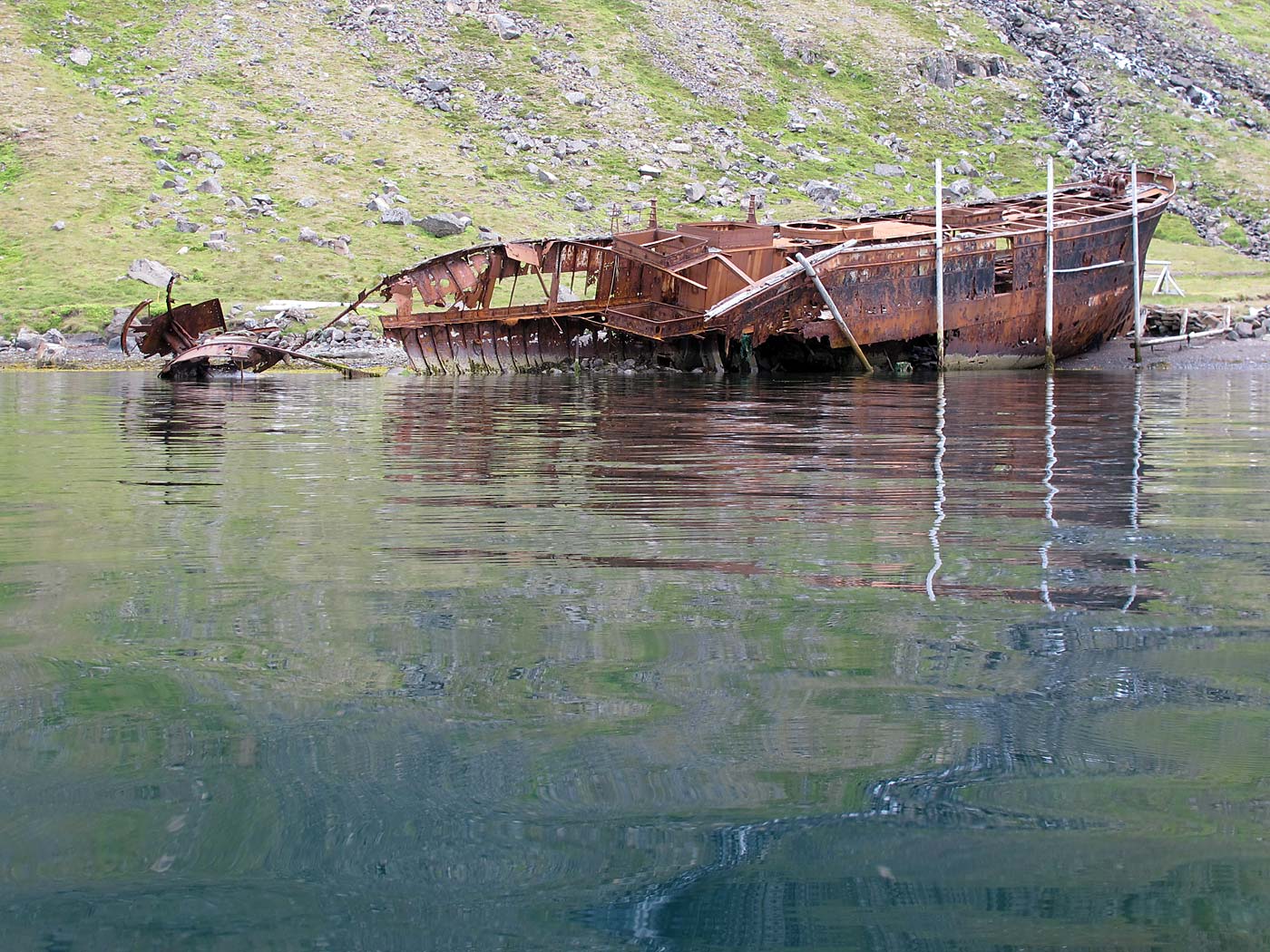 Djúpavík. A short trip by kayak. - Rusty rests of the ship M/S Suðurland. Year by year it is getting less ... I. A <a href='/08-08/b1750e.php' target='_blank' class='linksnormal'>similar view on the ship</a> taken in August 2008. (9 August 2013)