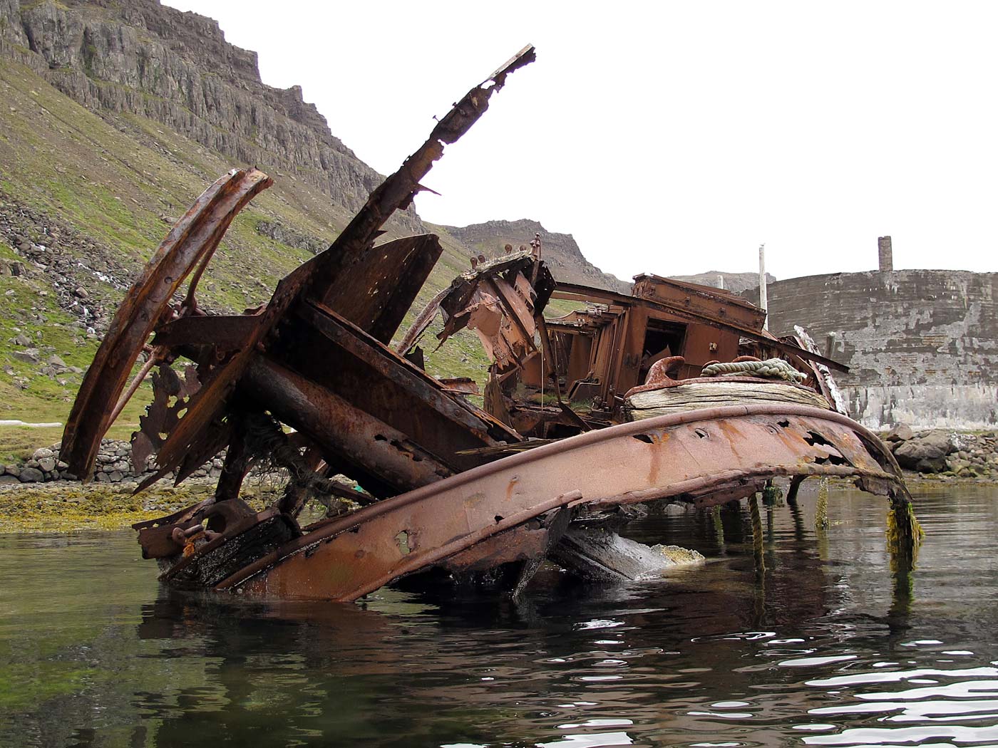 Djúpavík. A short trip by kayak. - Rusty rests of the ship M/S Suðurland. Year by year it is getting less ... II. A <a href='/08-08/b1751e.php' target='_blank' class='linksnormal'>similar view on the ship</a> taken in August 2008 (9 August 2013)