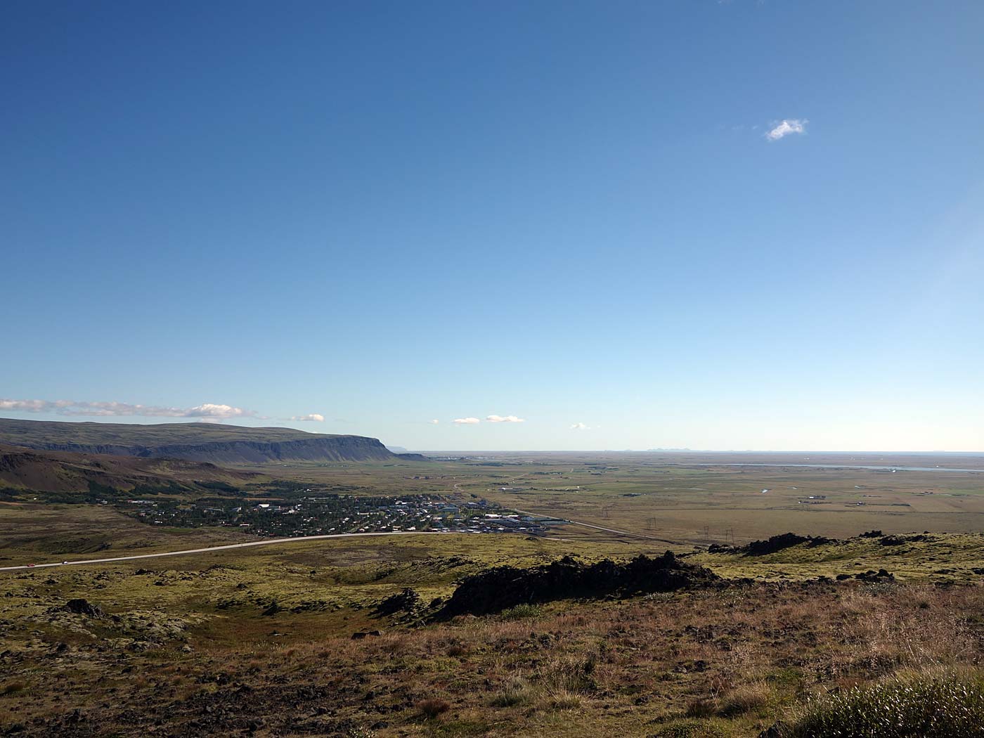 Richtung Osten... aber nicht so weit. - Blick in Richtung Osten entlang der Südküste - vorne die Stadt <a href='http://de.wikipedia.org/wiki/Hverageri' target='_blank' class='linksnormal'>Hveragerði</a>. (05.09.2013)