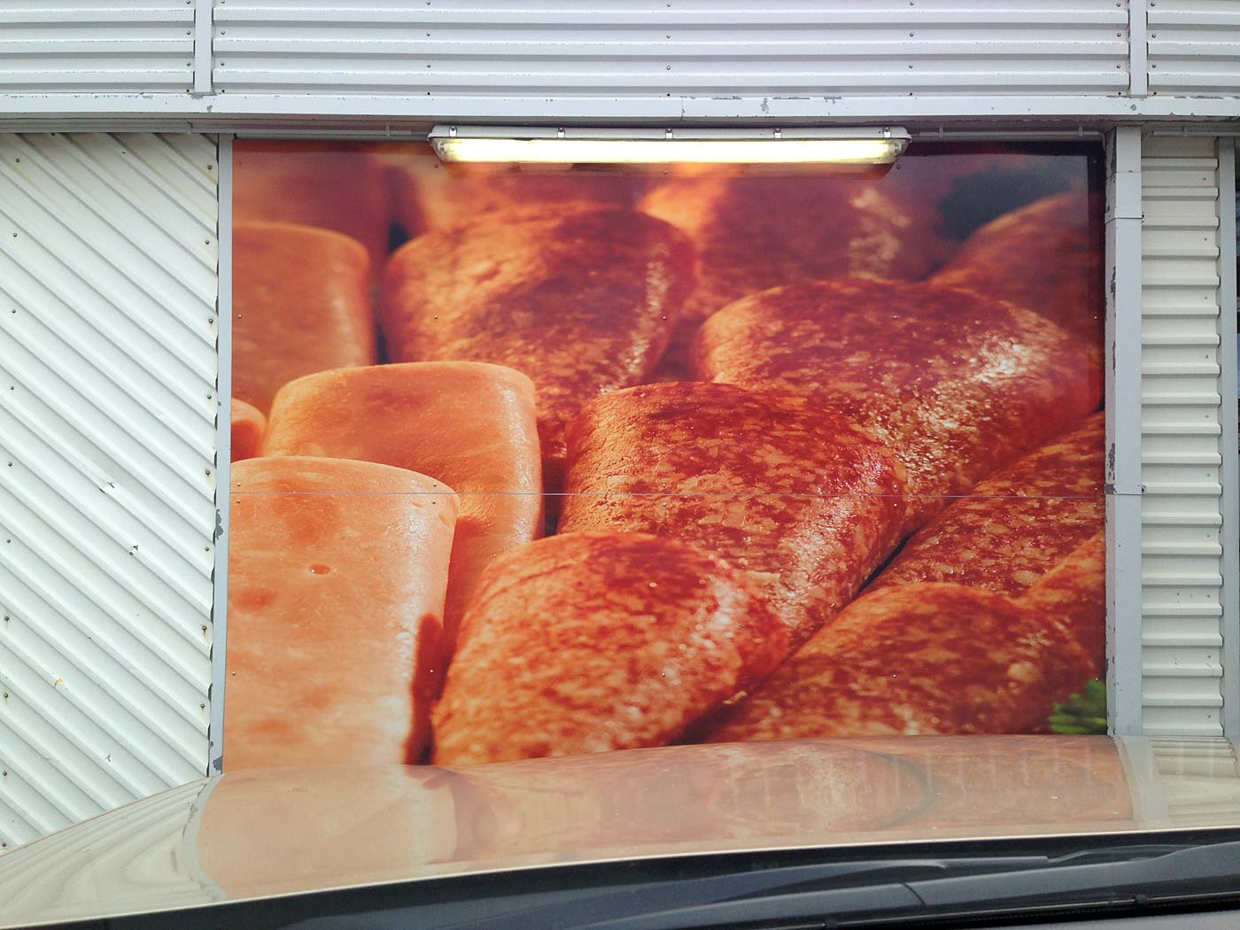 Reykjavík - Djúpavík. Heute ankommen in Djúpavík und ... - Ein Klassiker - Hólmavík, Kaupfelagið Lebensmittelmarkt, Bild neben dem Eingang (Mai 2011 sah es <a href='https://www.claus-in-iceland.com/11-05/b4404.php' target='_blank' class='linksnormal'>so</a> aus). (14.09.2013)
