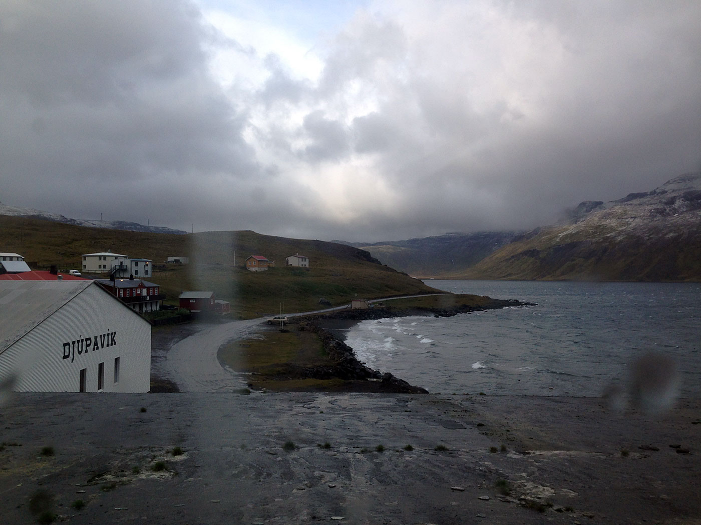 Djúpavík - Reykjavík. ... heute Rückfahrt nach Reykjavík. - Hier haben wir den Blick über Djúpavík auf schlechtes Wetter. (15.09.2013)