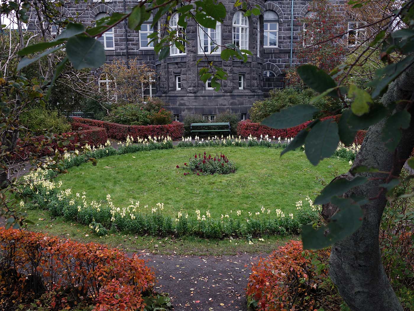 Reykjavík. Verschiedenes LXX. - Ein anderer Garten, der bestimmt nicht wegen eines Hotels zerstört wird - der <a href='http://www.mbl.is/greinasafn/grein/1006735/' target='_blank' class='linksnormal'>Alþingisgarðurinn</a> hinter dem Gebäude des <a href='http://de.wikipedia.org/wiki/Althing' target='_blank' class='linksnormal'>isländischen Parlamentes Alþingi</a>. (16. bis 30.09.2013)