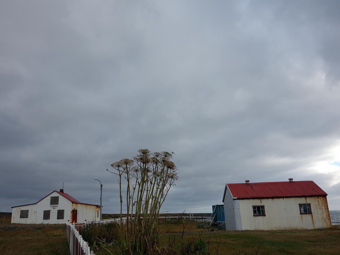 Djúpavík. Ein Tag im Norden. - Gjögur. III. (<a href='http://www.grapevine.is/Travel/ReadArticle/Home-To-The-Loneliest-Hotel-In-The-World' target='_blank' class='linksnormal'>Artikel</a> über diesen Ausflug auf Reykjavík Grapevine). (05.10.2013)