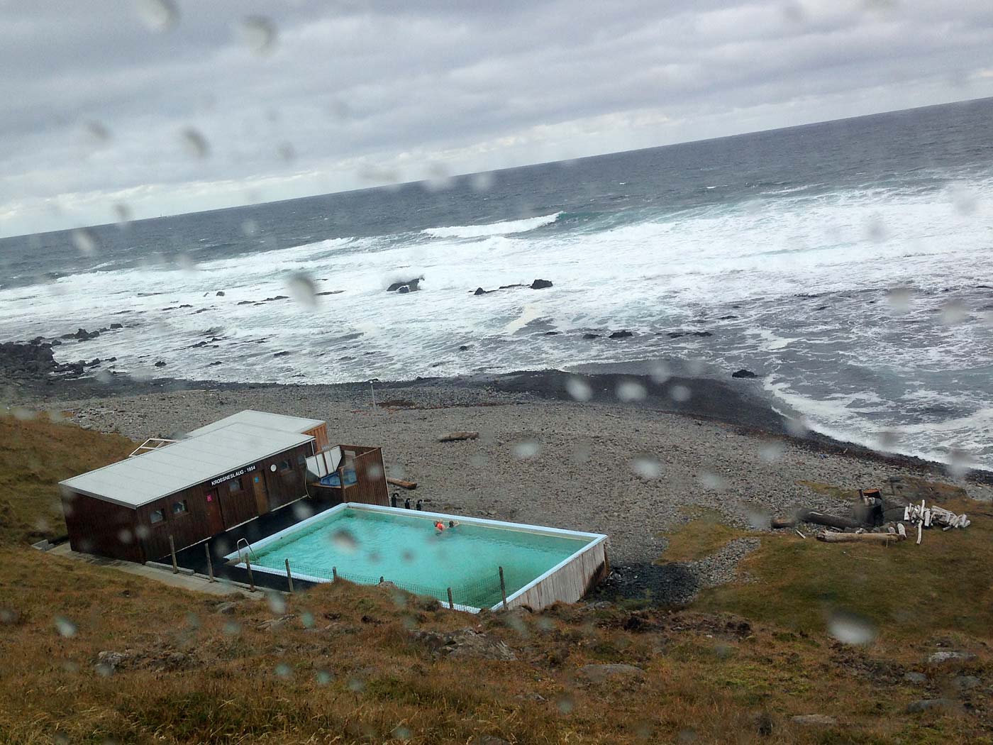 Djúpavík. Ein Tag im Norden. - Schwimmbad Krossnes. I. (<a href='http://www.grapevine.is/Travel/ReadArticle/Home-To-The-Loneliest-Hotel-In-The-World' target='_blank' class='linksnormal'>Artikel</a> über diesen Ausflug auf Reykjavík Grapevine). (05.10.2013)