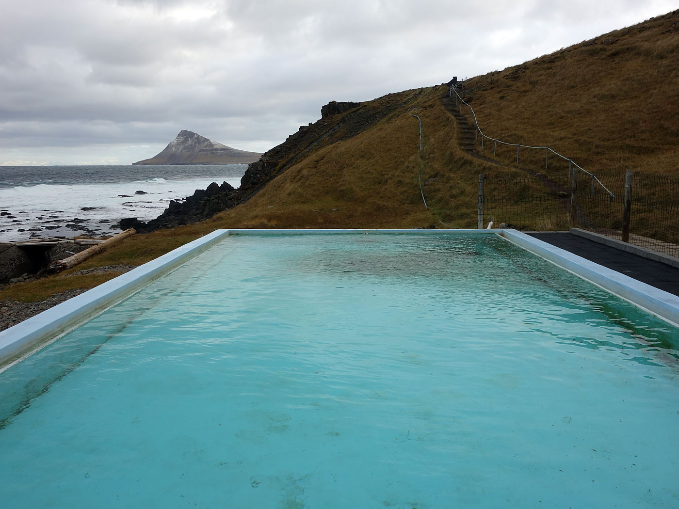 Djúpavík. Ein Tag im Norden. - Schwimmbad Krossnes. III. (<a href='http://www.grapevine.is/Travel/ReadArticle/Home-To-The-Loneliest-Hotel-In-The-World' target='_blank' class='linksnormal'>Artikel</a> über diesen Ausflug auf Reykjavík Grapevine). (05.10.2013)