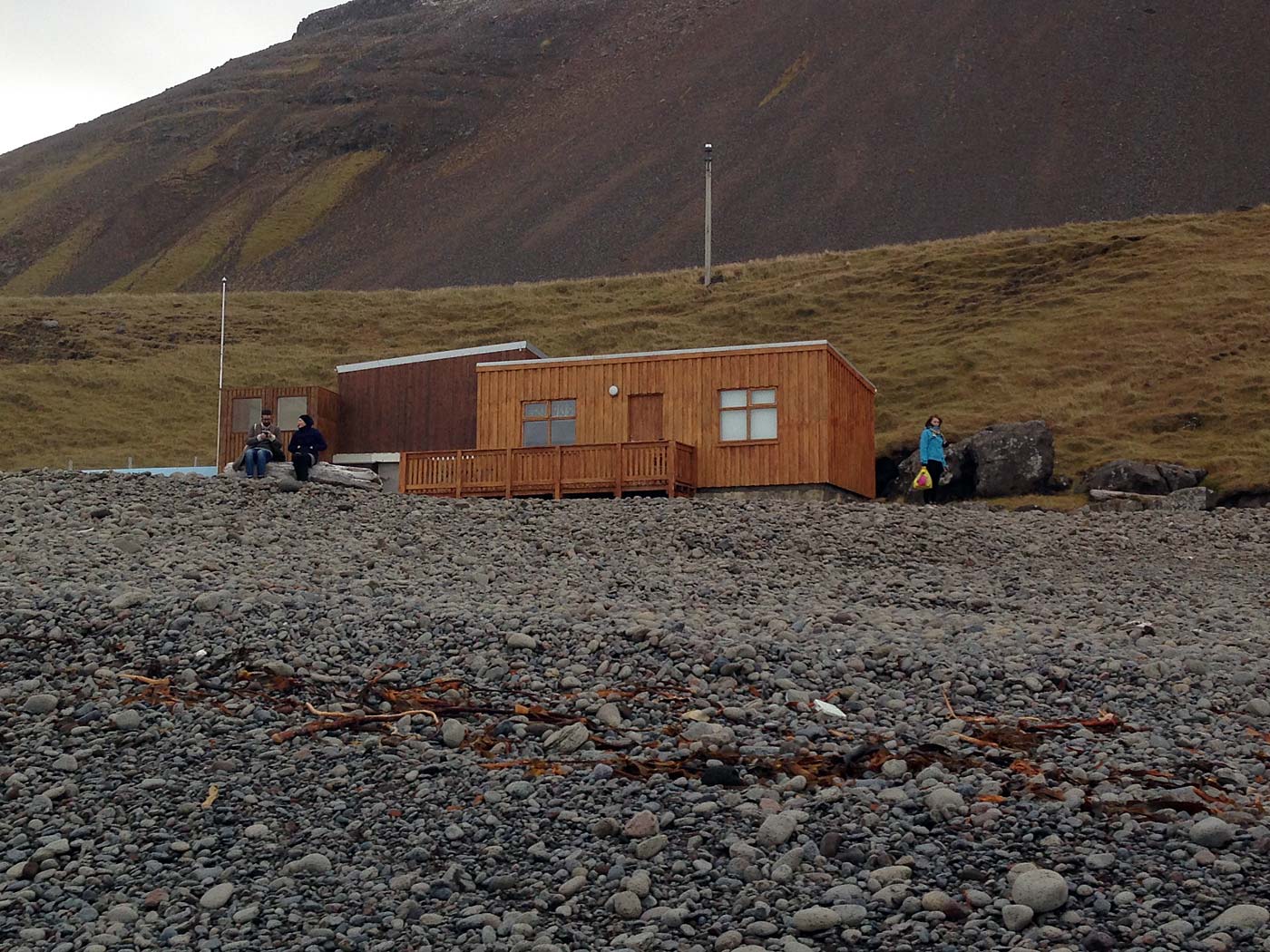 Djúpavík. Ein Tag im Norden. - Swimmingpool Krossnes. VII. (<a href='http://www.grapevine.is/Travel/ReadArticle/Home-To-The-Loneliest-Hotel-In-The-World' target='_blank' class='linksnormal'>Artikel</a> über diesen Ausflug auf Reykjavík Grapevine). (05.10.2013)