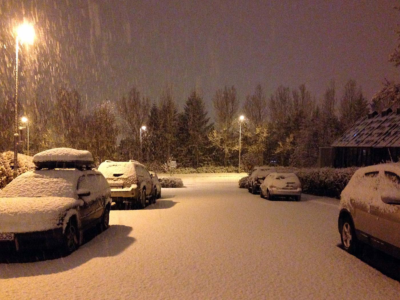 Reykjavík. First snow in Reykjavík. - Quite early, on the way to work. II. (10 October 2013)