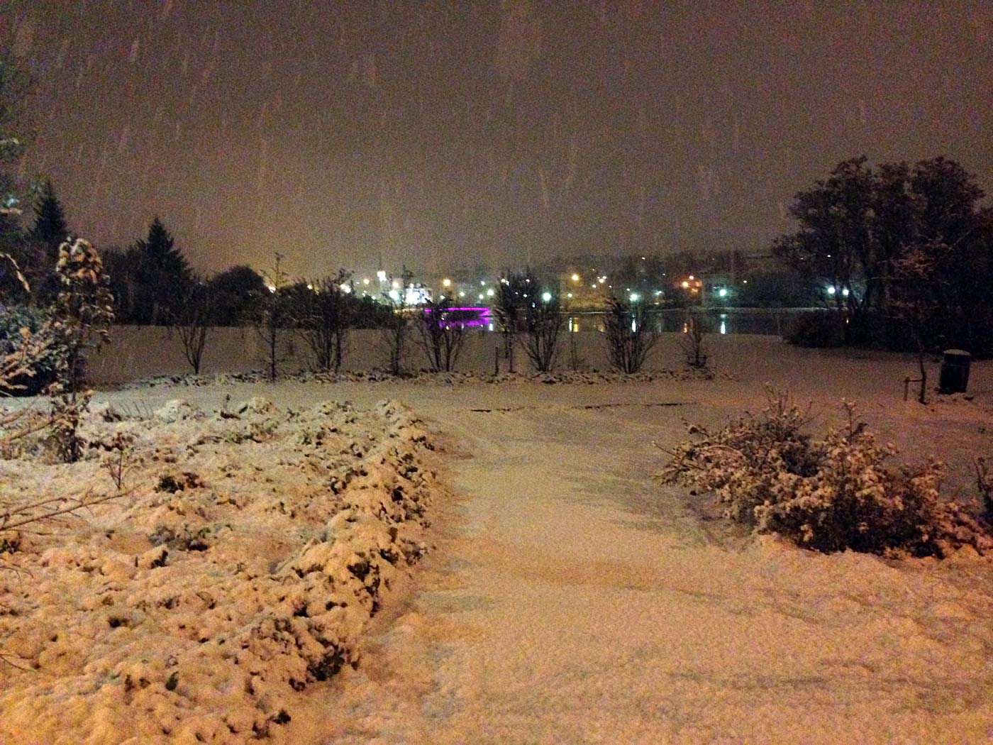 Reykjavík. Erster Schnee in Reykjavík. - Recht früh, auf dem Weg zur Arbeit. IV. (08.10.2013)