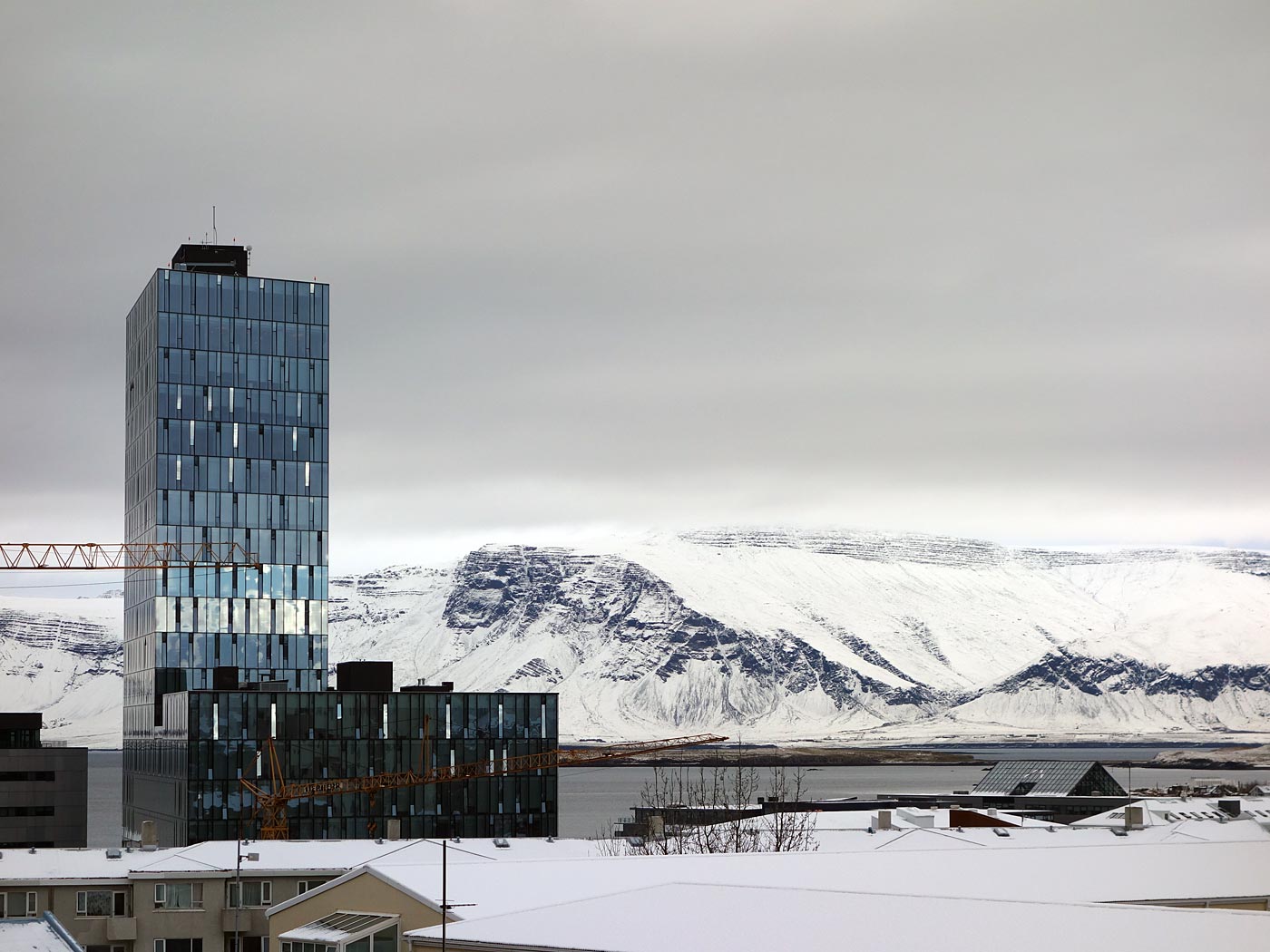 Reykjavík. Erster Schnee in Reykjavík. - Esja, und etwas 'Reykjavík Skyline'. (08.10.2013)