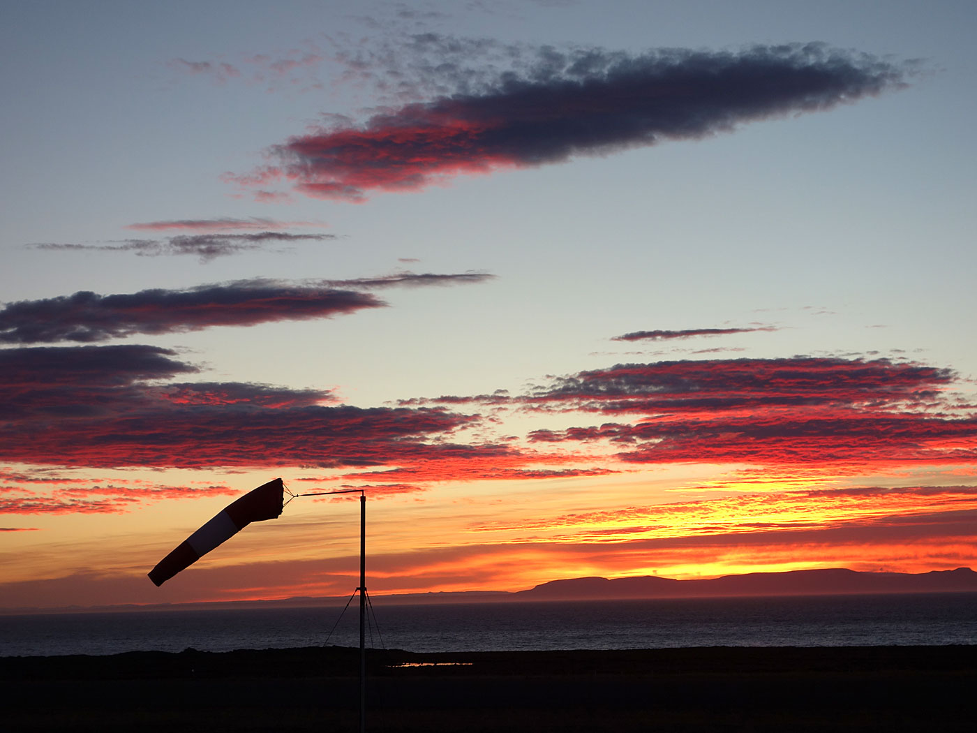 Djúpavík. Und Trékyllisvík. II. - Auf dem Weg nach Trékyllisvík - aber mit ein paar (längeren) Stopps ganz in der Nähe von Gjögur (hier Flugplatz) um den wundervollen Sonnenaufgang zu geniessen (und der sah viel besser aus als auf diesen Bildern). II. (12.10.2013)