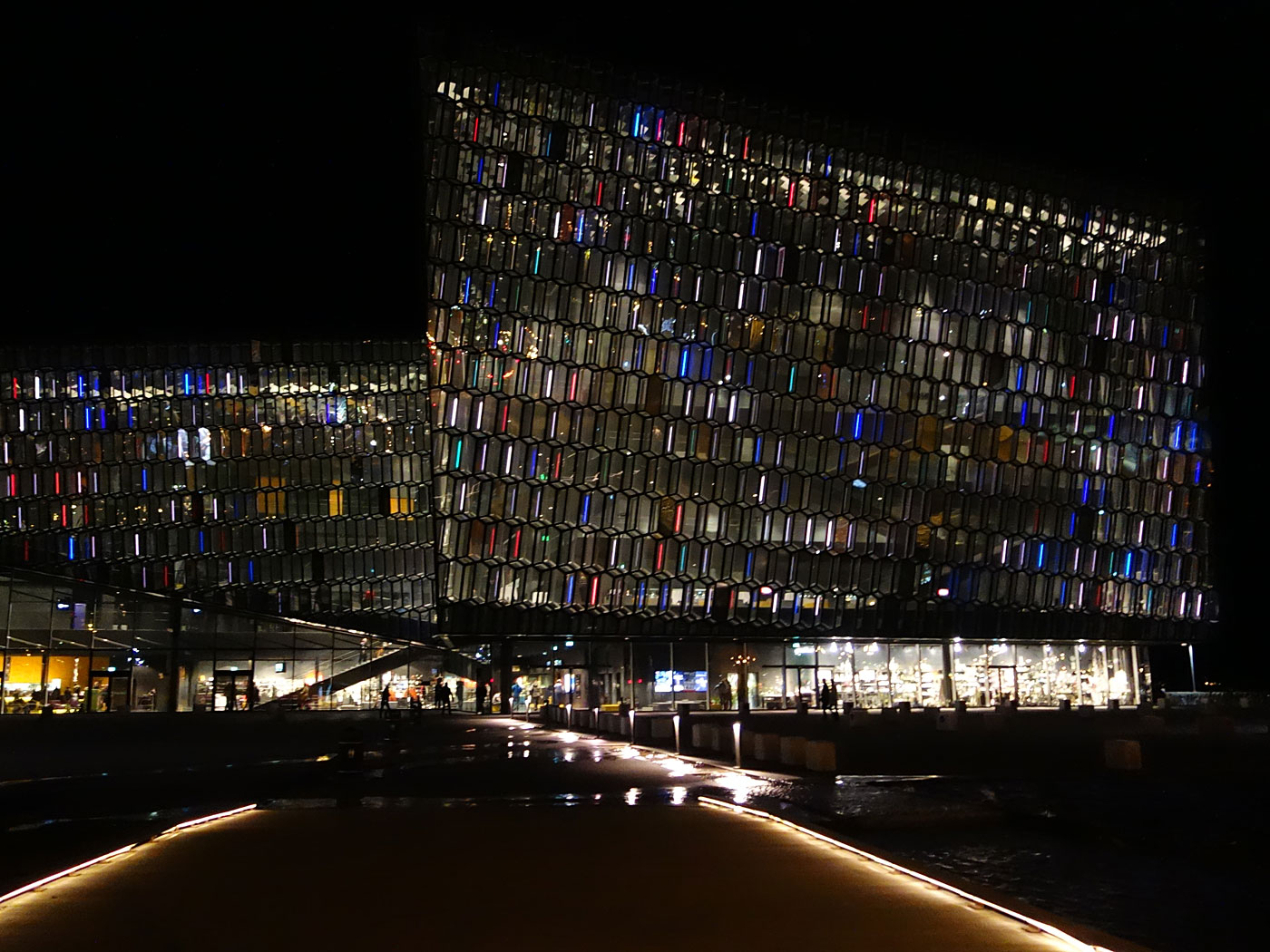 Reykjavík. KRAFTWERK - live in der HARPA. - HARPA. II. (03.11.2013)