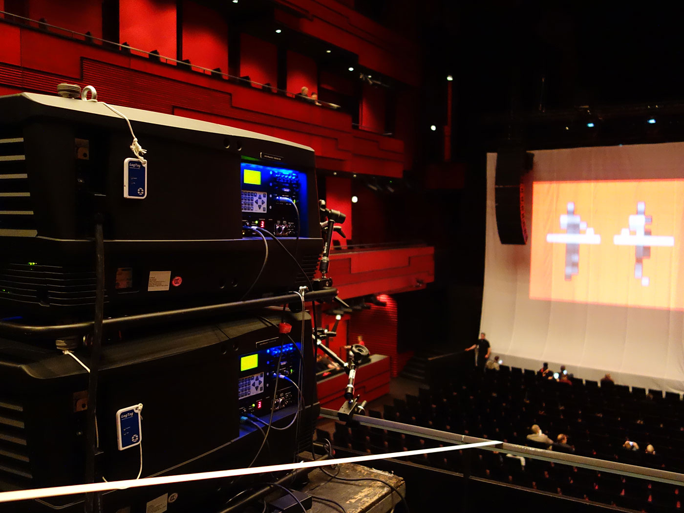 Reykjavík. KRAFTWERK - live at HARPA. - <a href='http://kraftwerk.com' target='_blank' class='linksnormal'>KRAFTWERK</a> - 3D beamer (ventilation were too loud). (3 November 2013)