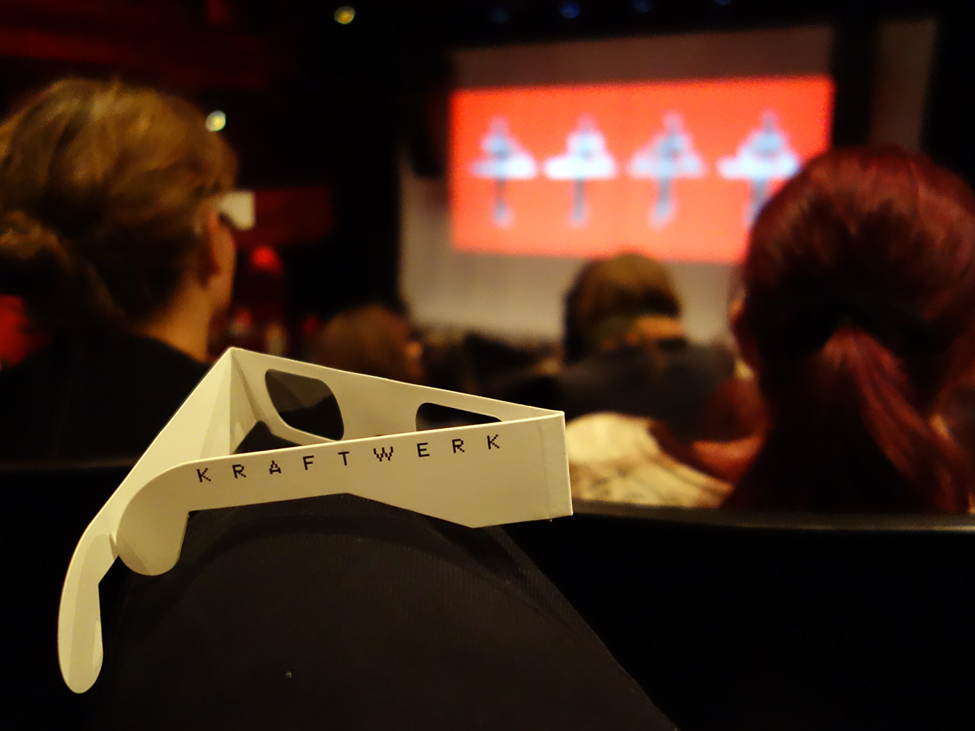 Reykjavík. KRAFTWERK - live in der HARPA. - <a href='http://kraftwerk.com' target='_blank' class='linksnormal'>KRAFTWERK</a> - Die 3D-Brille um die Projektionen perfekt zu geniessen! (03.11.2013)