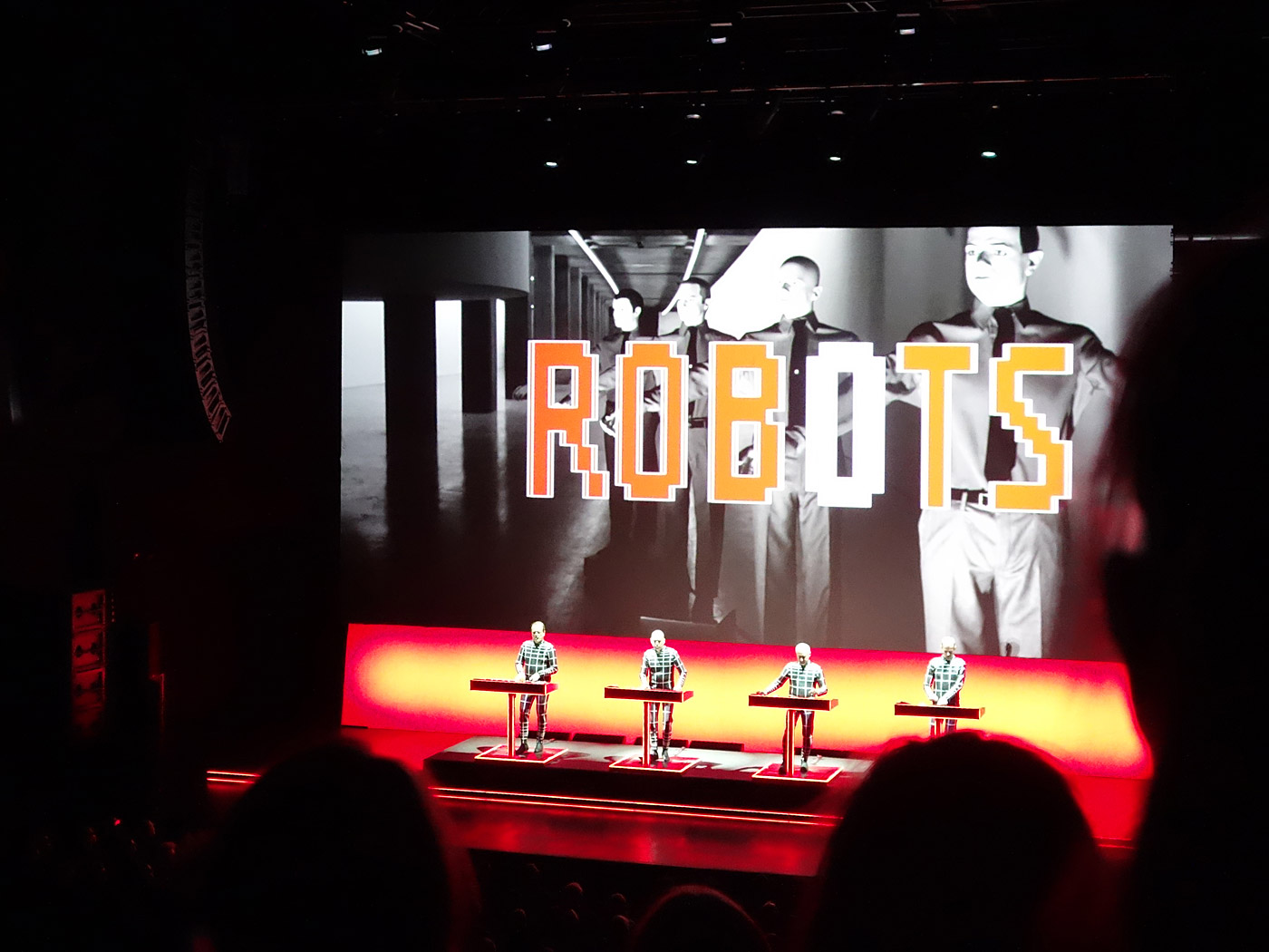 Reykjavík. KRAFTWERK - live in der HARPA. - <a href='http://kraftwerk.com' target='_blank' class='linksnormal'>KRAFTWERK</a> - 'The Robots'. (03.11.2013)