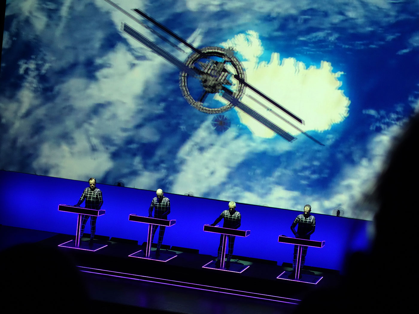 Reykjavík. KRAFTWERK - live in der HARPA. - <a href='http://kraftwerk.com' target='_blank' class='linksnormal'>KRAFTWERK</a> - 'Spacelab'. Takk, já, es ist Island :-). (03.11.2013)