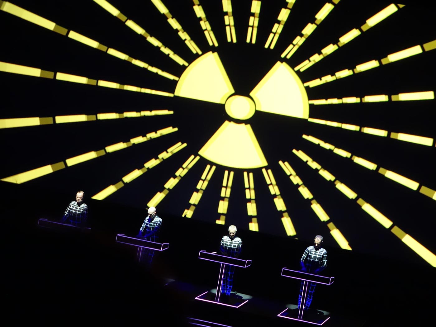 Reykjavík. KRAFTWERK - live in der HARPA. - <a href='http://kraftwerk.com' target='_blank' class='linksnormal'>KRAFTWERK</a> - 'Radioactivity'. (03.11.2013)