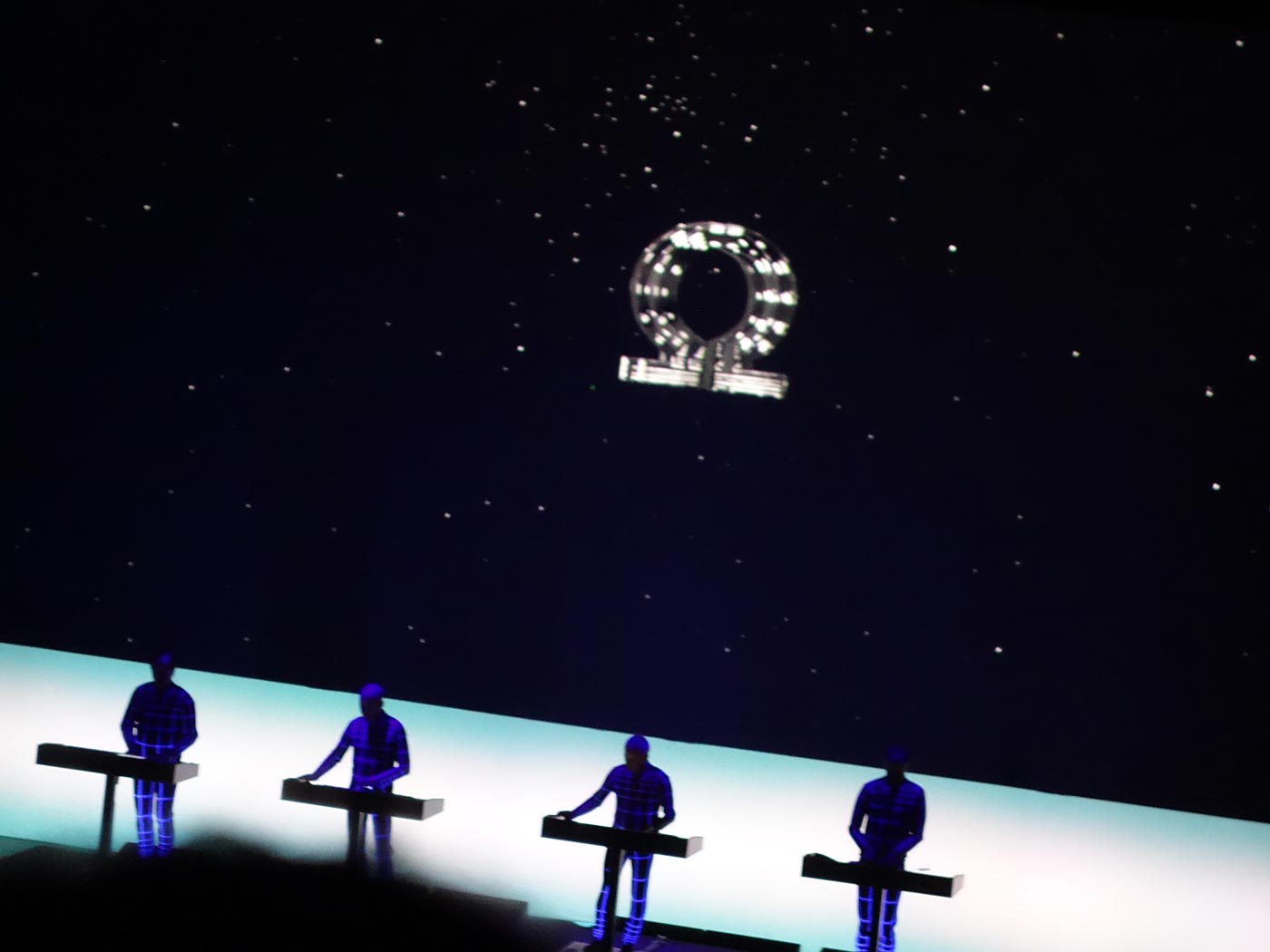 Reykjavík. KRAFTWERK - live in der HARPA. - <a href='http://kraftwerk.com' target='_blank' class='linksnormal'>KRAFTWERK</a> - 'Ohm Sweet Ohm' (?). (03.11.2013)