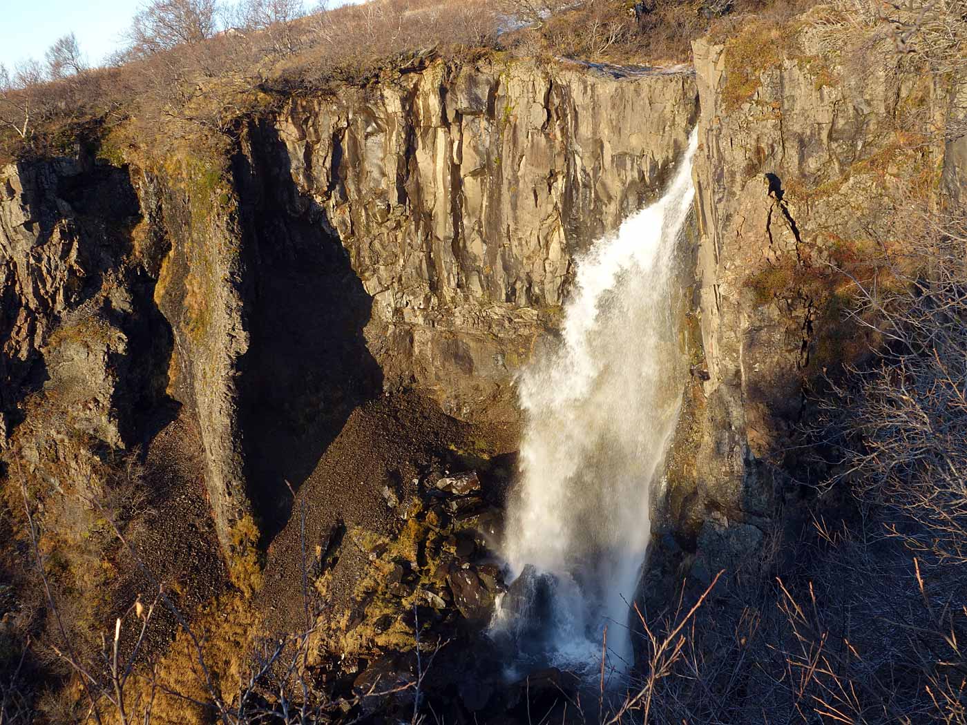 Skaftafell. (Schöne) Wanderung zum Wasserfall Svartifoss. - ... <a href='http://www.world-of-waterfalls.com/iceland-hundafoss.html' target='_blank' class='linksnormal'>Hundafoss</a>. (16.11.2013)