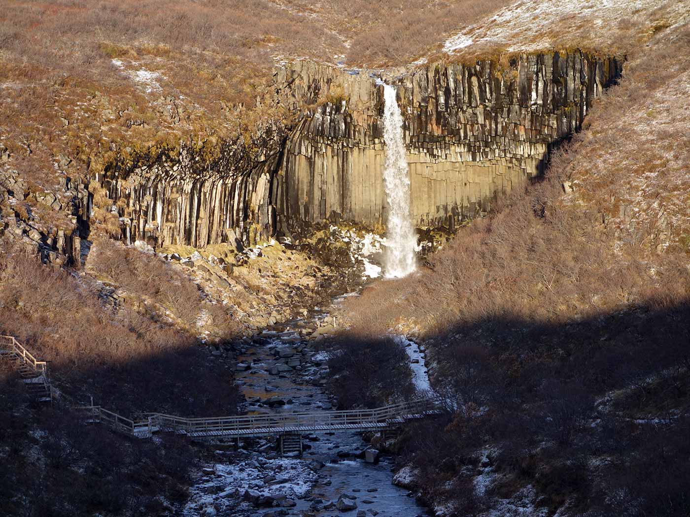 Skaftafell. (Schöne) Wanderung zum Wasserfall Svartifoss. - ... <a href='http://de.wikipedia.org/wiki/Svartifoss' target='_blank' class='linksnormal'>Svartifoss</a>. (16.11.2013)