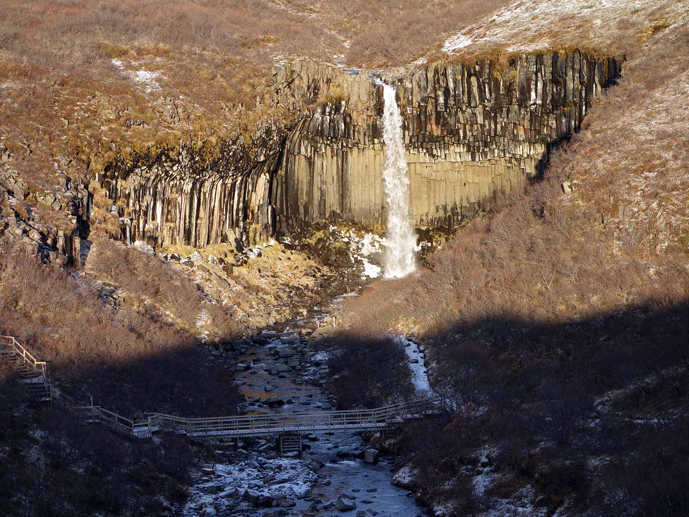 Skaftafell. A (wonderful) hike to Svartifoss waterfall. - ... <a href='http://en.wikipedia.org/wiki/Svartifoss' target='_blank' class='linksnormal'>Svartifoss</a>. (16 November 2013)