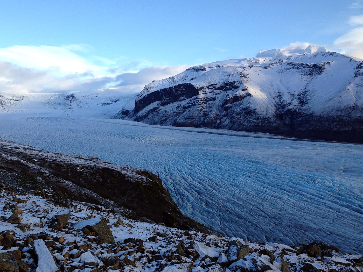 Skaftafell. A (wonderful) hike to Svartifoss waterfall. - In front the glacier tongue Skaftafellsjökull, behind <a href='http://peakery.com/hrutsfjall-2/' target='_blank' class='linksnormal'>Hrútsfjall</a> mountain. (16 November 2013)