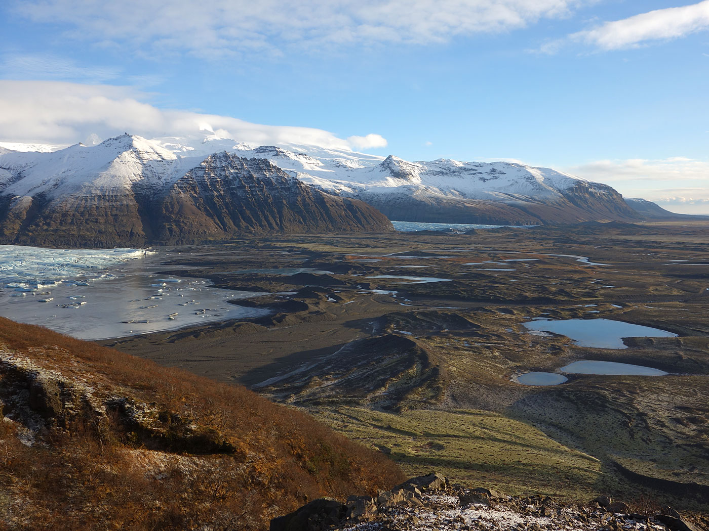 Skaftafell. A (wonderful) hike to Svartifoss waterfall. - Left glacier tongue <a href='http://de.forvo.com/word/skaftafellsjkull/' target='_blank' class='linksnormal'>Skaftafellsjökull</a>, little bit further glacier tongue Svínafellsjökull, between mountain Hafrafell. (16 November 2013)