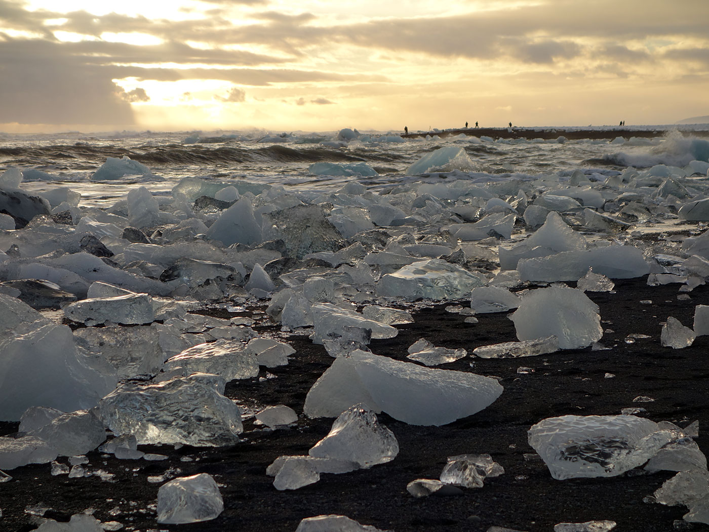 Jökulsárlón. Eis. I. - ... Gletscherlagune <a href='http://de.wikipedia.org/wiki/Jökulsárlón' target='_blank' class='linksnormal'>Jökulsárlón</a>, Strand. Hier aber erstmal am Strand, an dem sich viele Eisbrocken sammeln ... Spürbare Kälte! (16 November 2013)