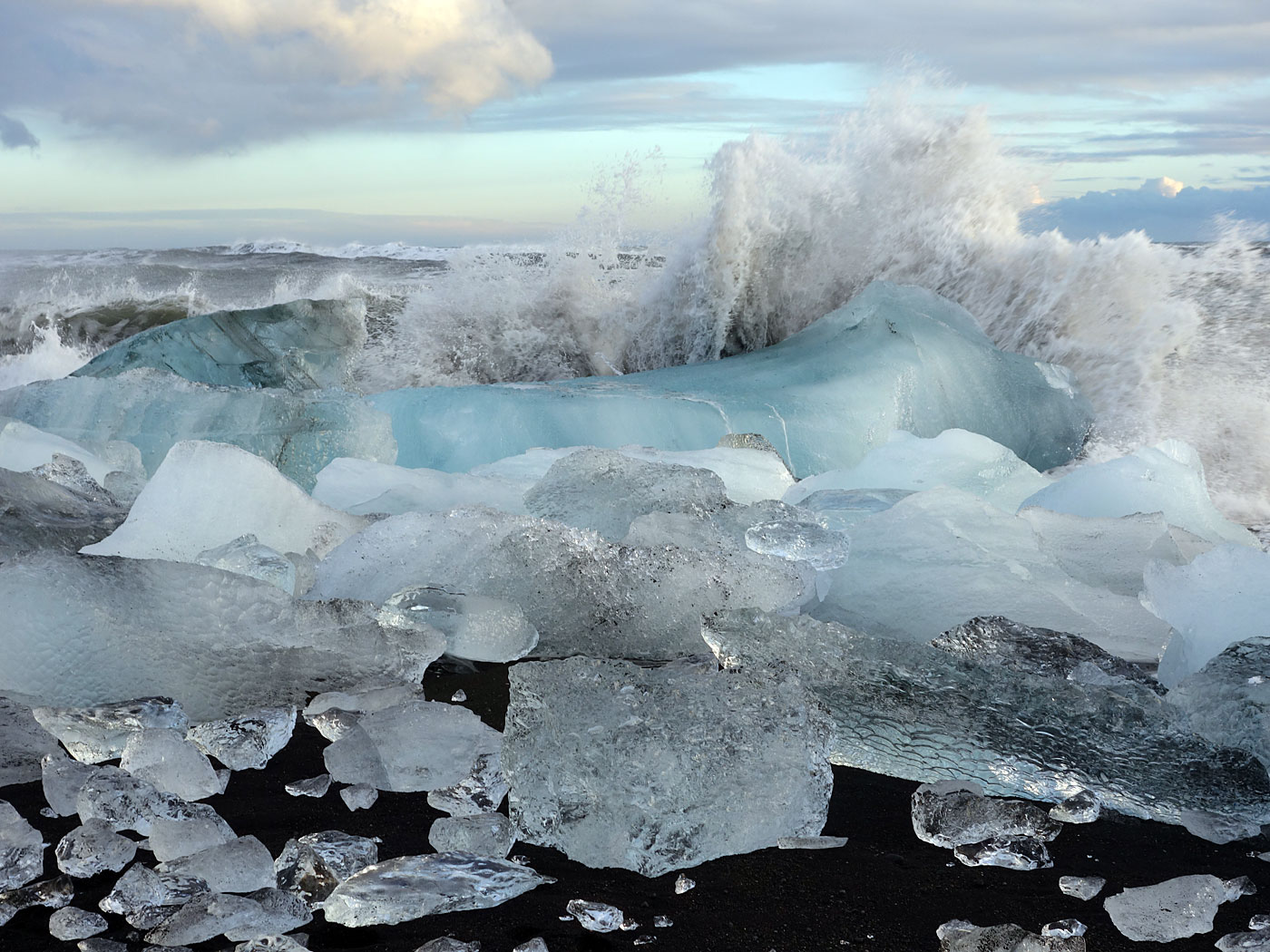 Jökulsárlón. Eis. I. - <a href='http://de.wikipedia.org/wiki/Jökulsárlón' target='_blank' class='linksnormal'>Jökulsárlón</a>, Strand. (16 November 2013)