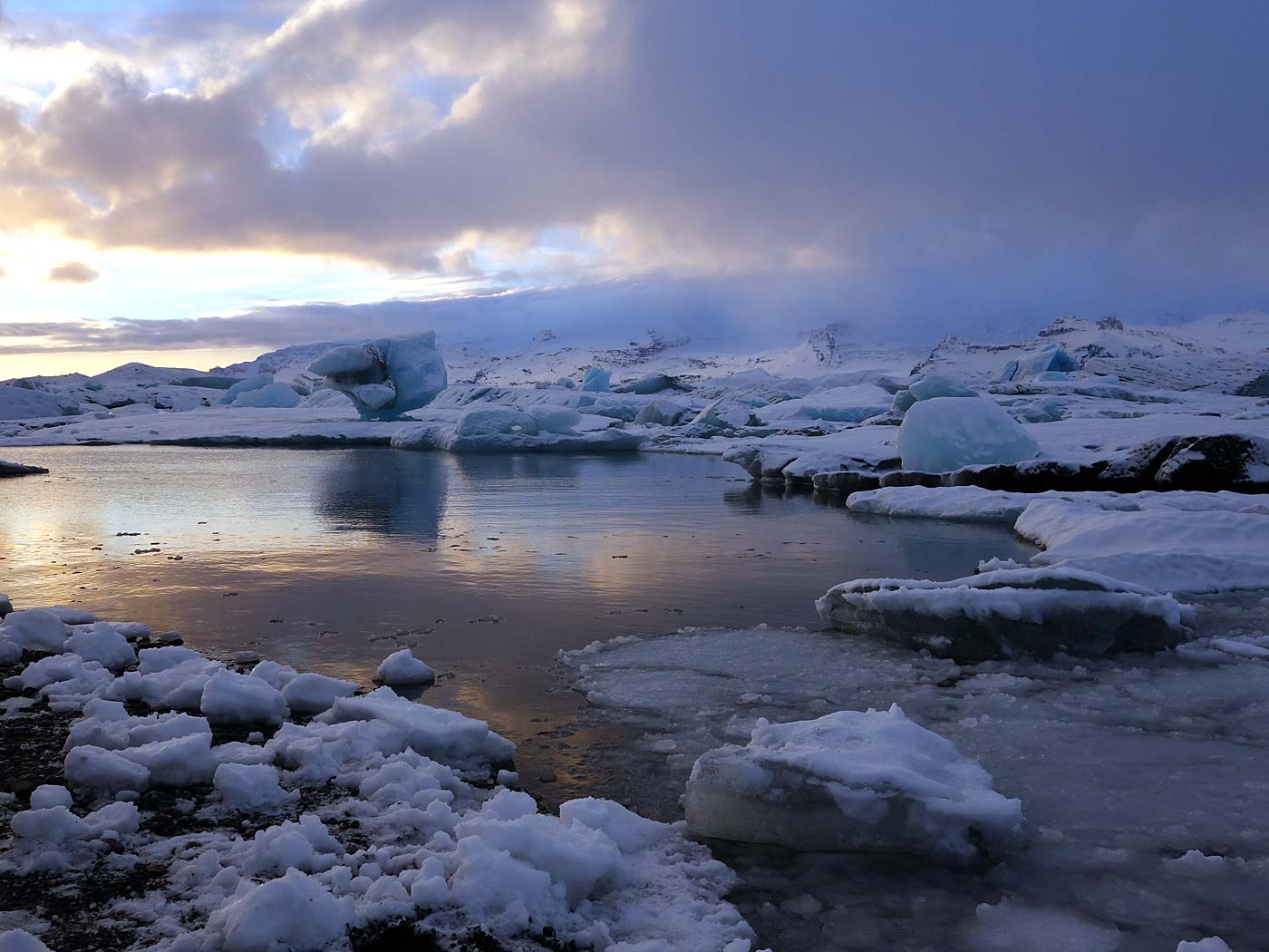 Jökulsárlón. Eis. II. - <a href='http://de.wikipedia.org/wiki/Jökulsárlón' target='_blank' class='linksnormal'>Jökulsárlón</a>, Gletscherlagune. (16.11.2013)