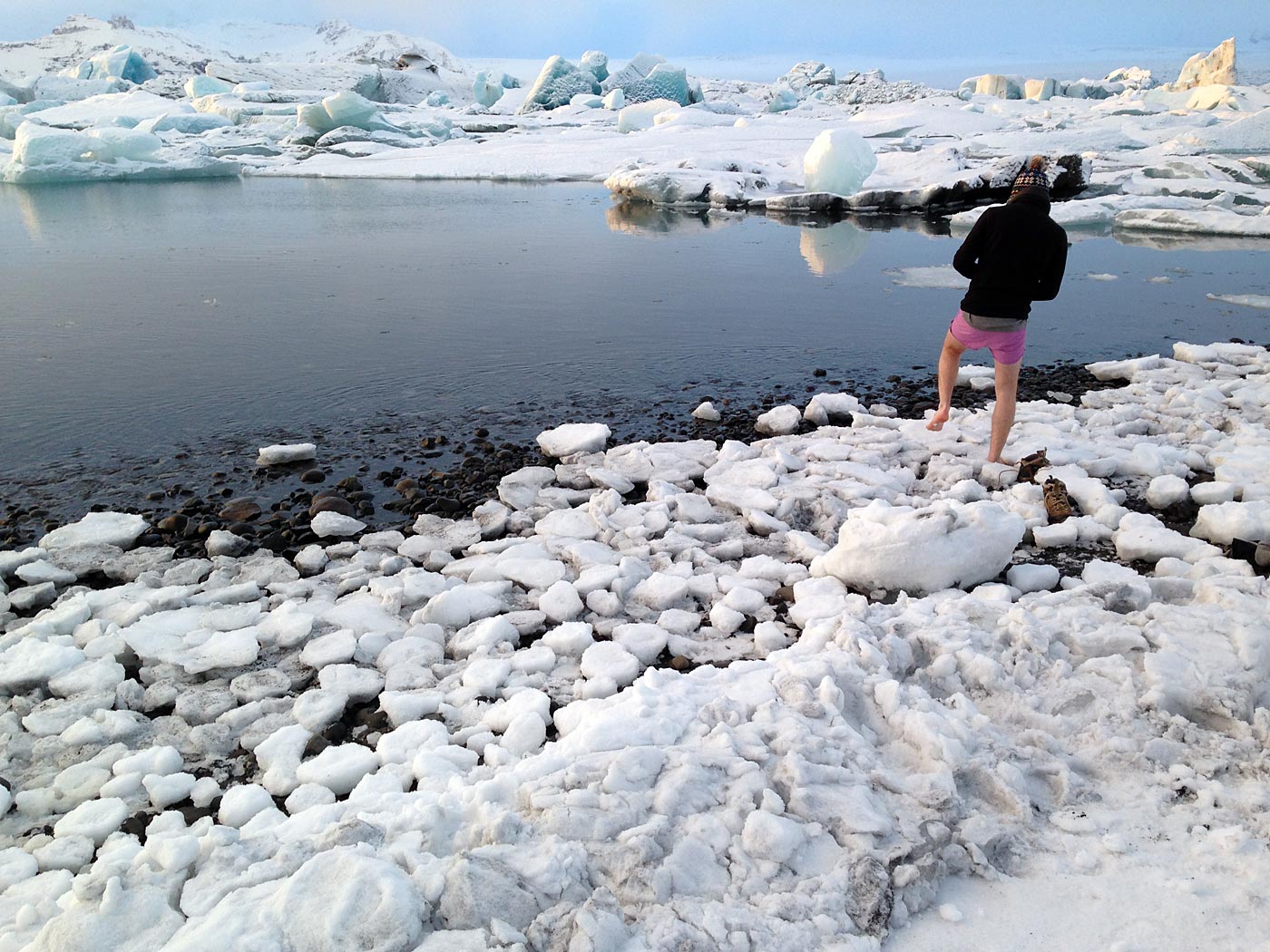 Jökulsárlón. Eis. II. - <a href='http://de.wikipedia.org/wiki/Jökulsárlón' target='_blank' class='linksnormal'>Jökulsárlón</a>, Gletscherlagune. Tatsächlich wollte ein junger Mann in das Wasser der Gletscherlagune und ... (16.11.2013)