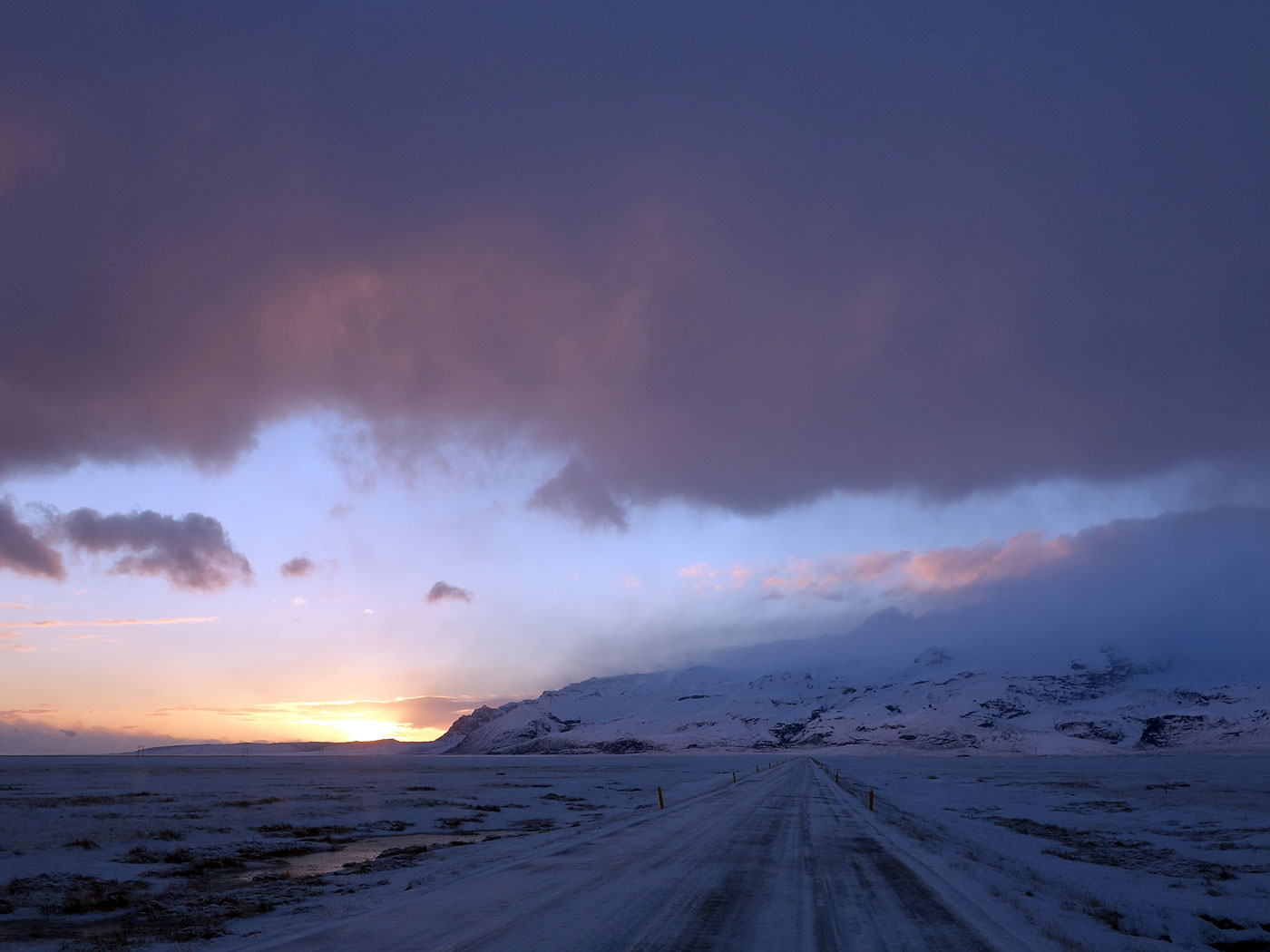 South east. Back to Skaftafell ... - Ringroad, some kilometers south of <a href='http://de.wikipedia.org/wiki/Jökulsárlón' target='_blank' class='linksnormal'>Jökulsárlón</a>. (16 November 2013)