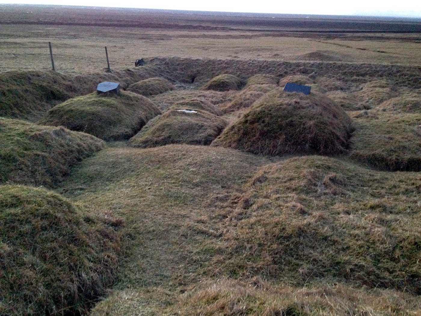 Südosten. Zurück nach Skaftafell ... - Der alte Friedhof '<a href='http://www.nat.is/travelguideeng/plofin_sandfell_oeraefi.htm' target='_blank' class='linksnormal'>Sandfell</a>' (und '<a href='http://vikingexplorer.wordpress.com/2012/08/13/on-gendered-landscape/' target='_blank' class='linksnormal'>hier</a>'. (16.11.2013)