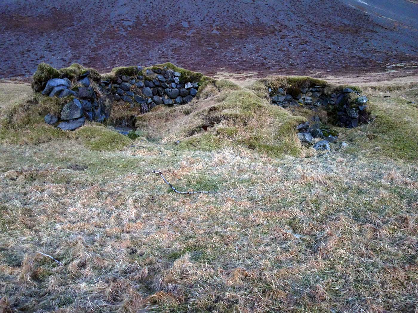 South east. Back to Skaftafell ... - Abandoned farm and former church site '<a href='http://www.nat.is/travelguideeng/plofin_sandfell_oeraefi.htm' target='_blank' class='linksnormal'>Sandfell</a>' (and '<a href='http://vikingexplorer.wordpress.com/2012/08/13/on-gendered-landscape/' target='_blank' class='linksnormal'>here</a>'). (16 November 2013)